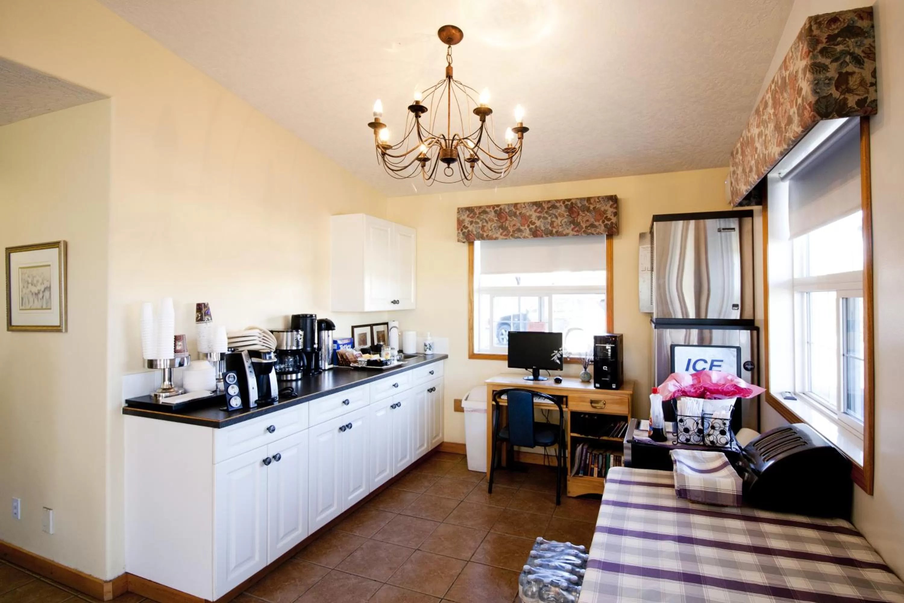 Coffee/tea facilities in Bow River Inn