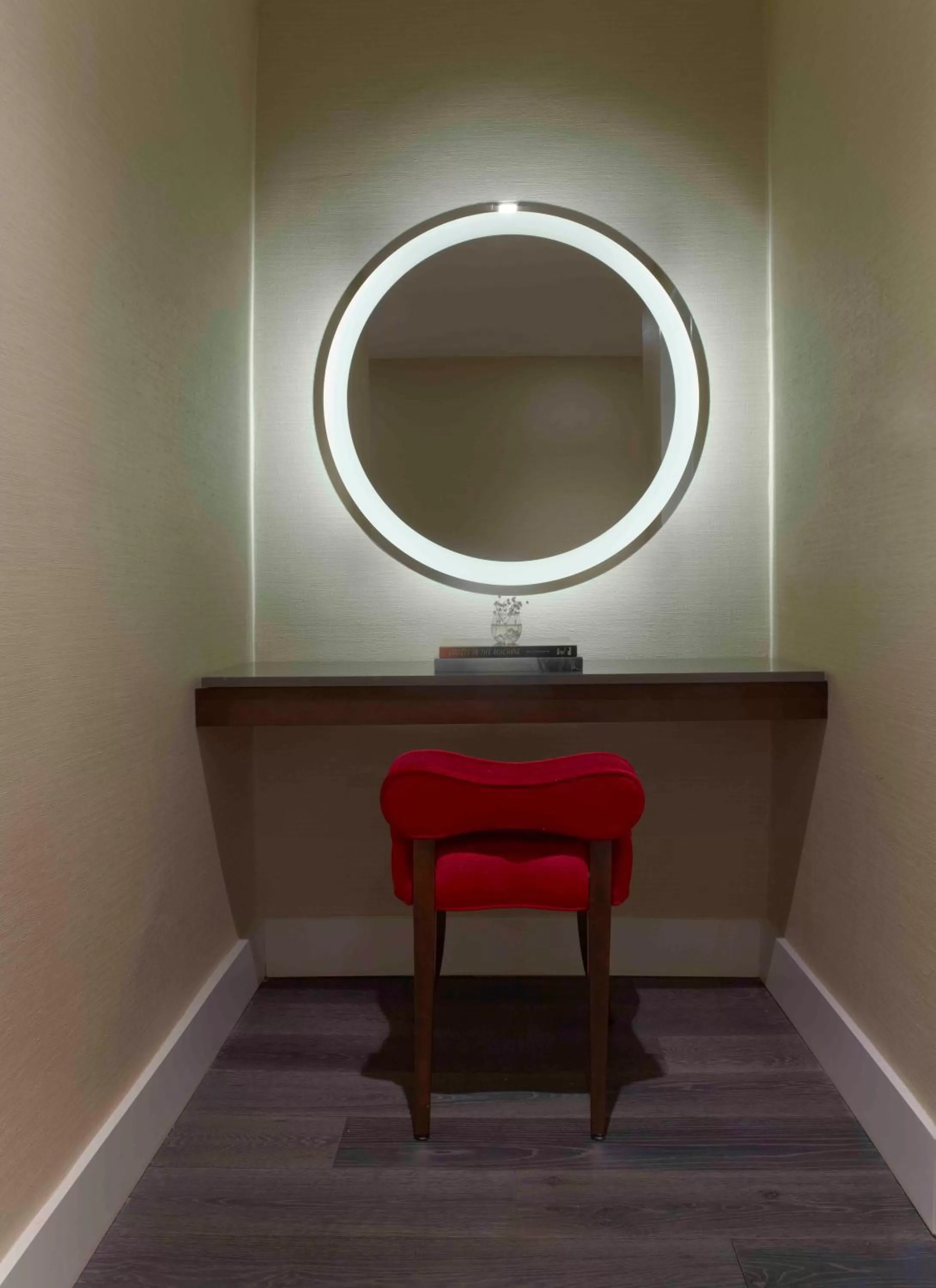 Seating area in Lexington Plaza Hotel