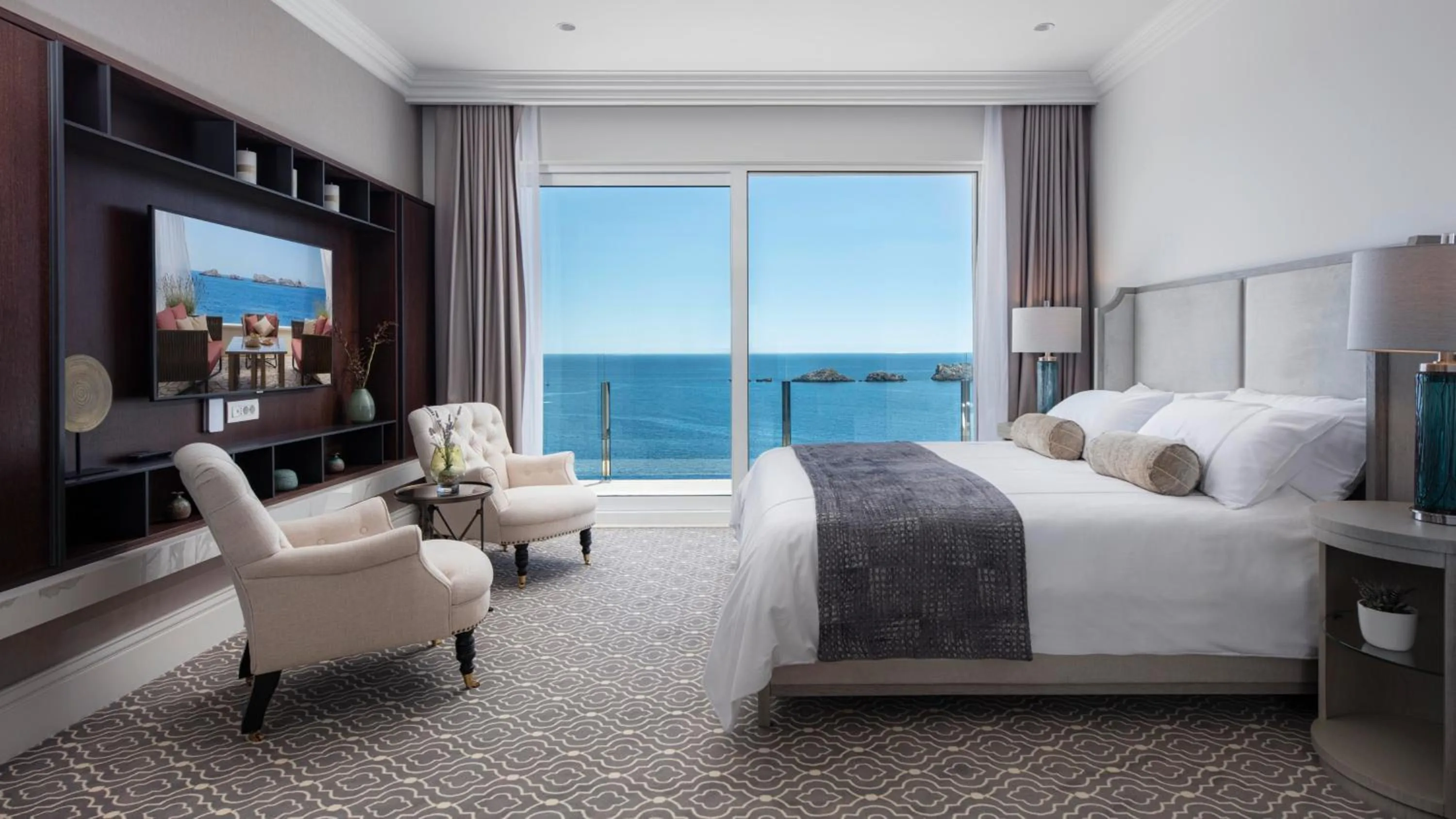 Bedroom, Bed in Royal Palm Hotel