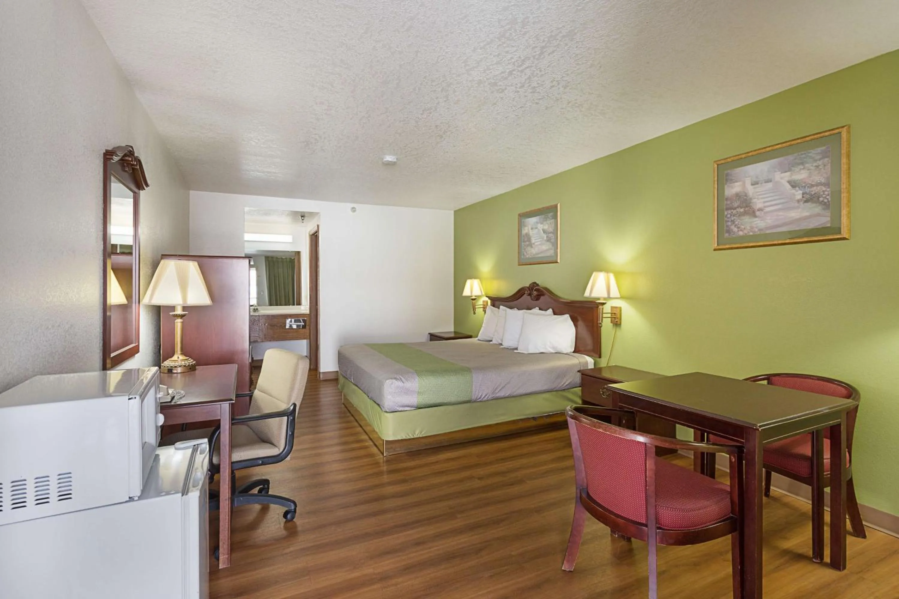 Photo of the whole room, Bed in Rodeway Inn Santa Rosa