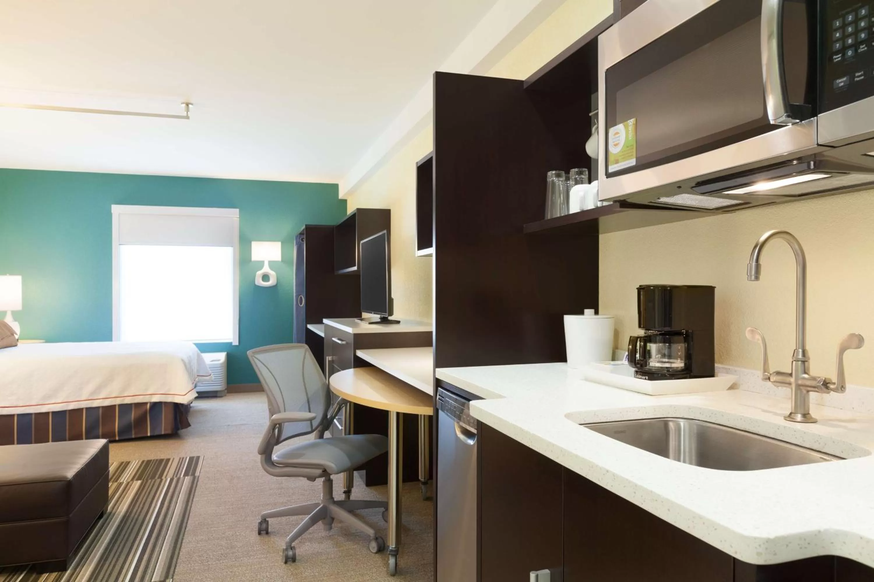 Kitchen or kitchenette, Bed in Home2 Suites By Hilton El Paso Airport
