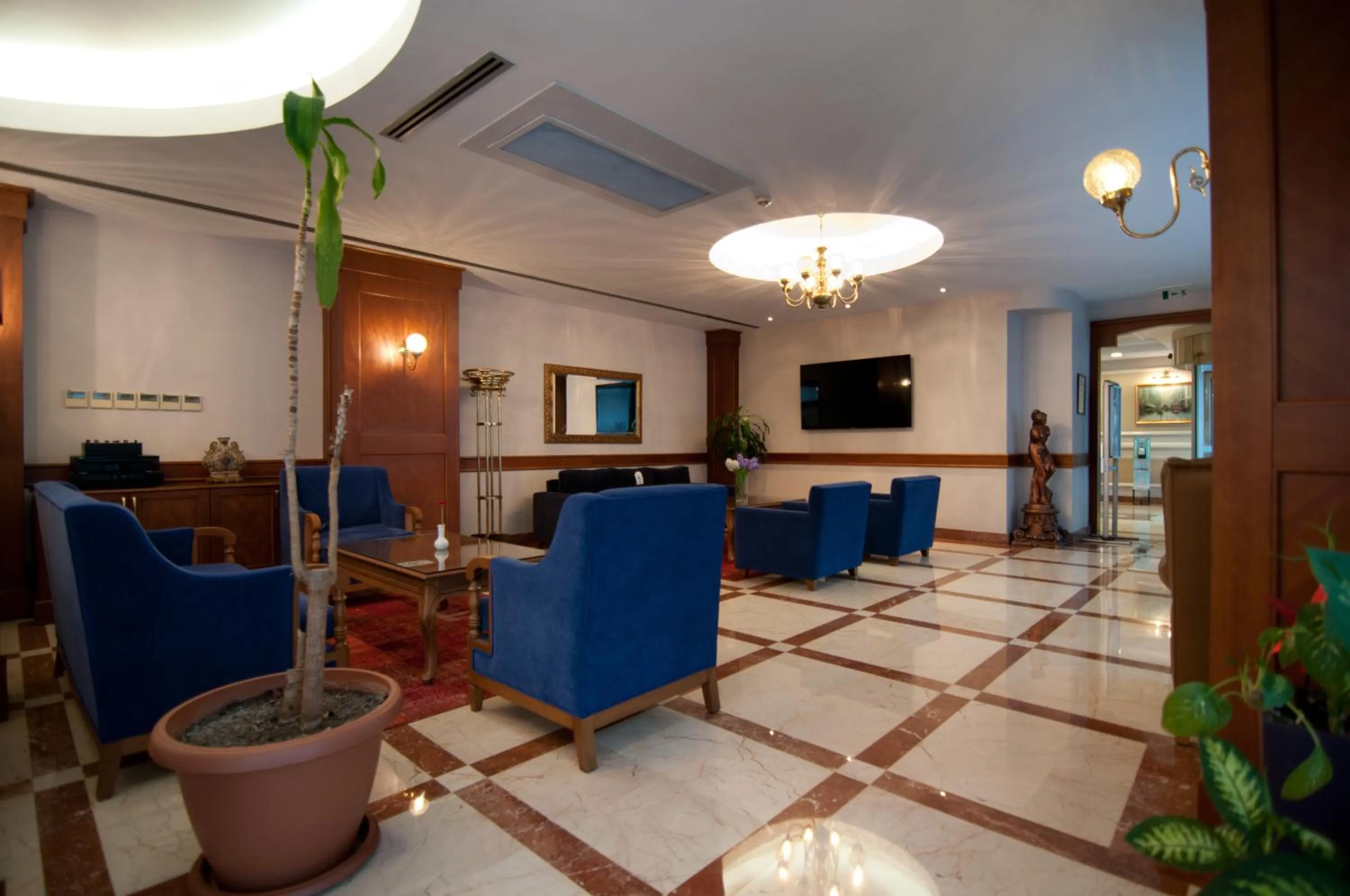 Communal lounge/ TV room in Taksim Metropark Hotel