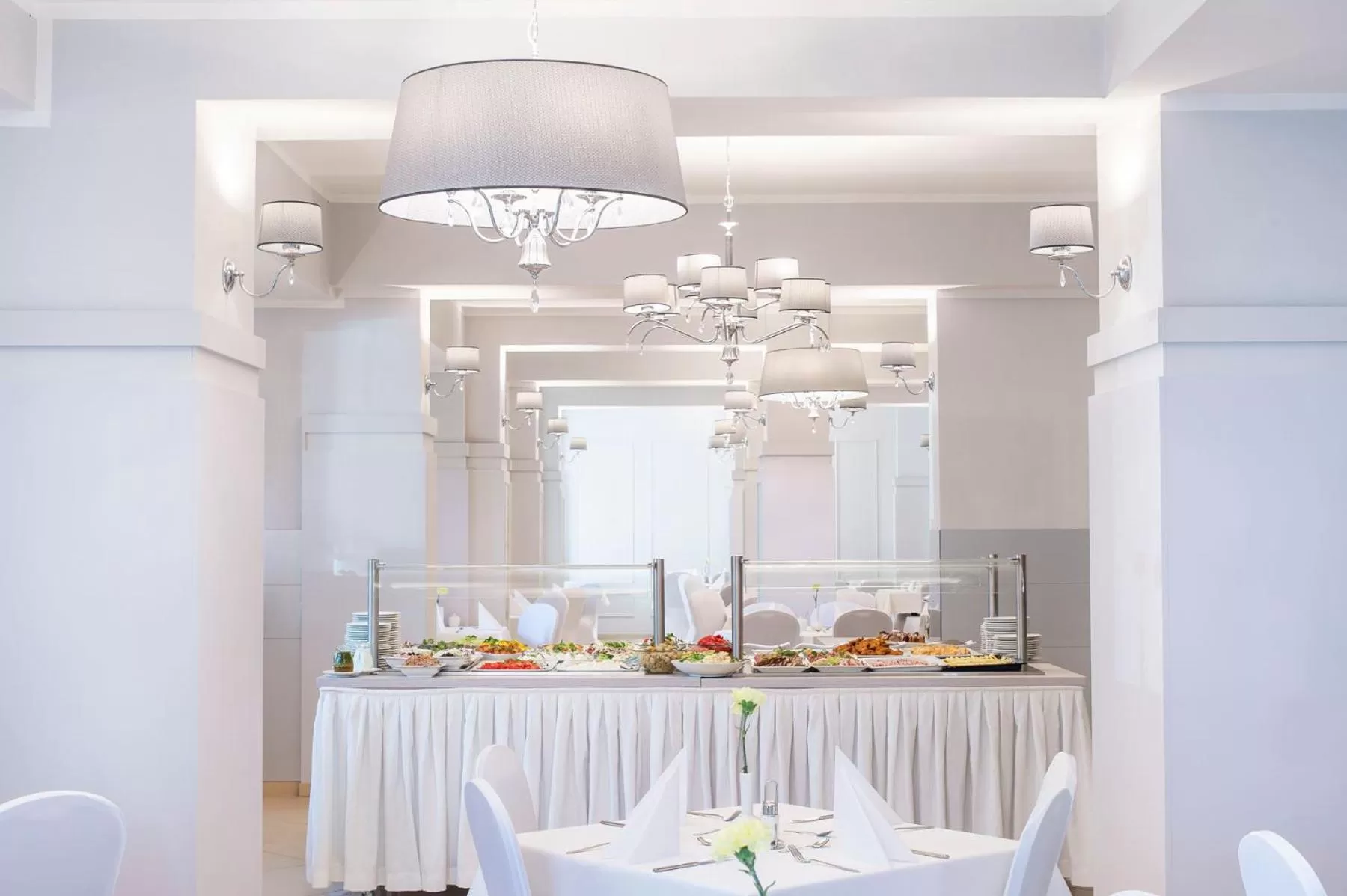 Restaurant/places to eat in Hotel Cesarskie Ogrody