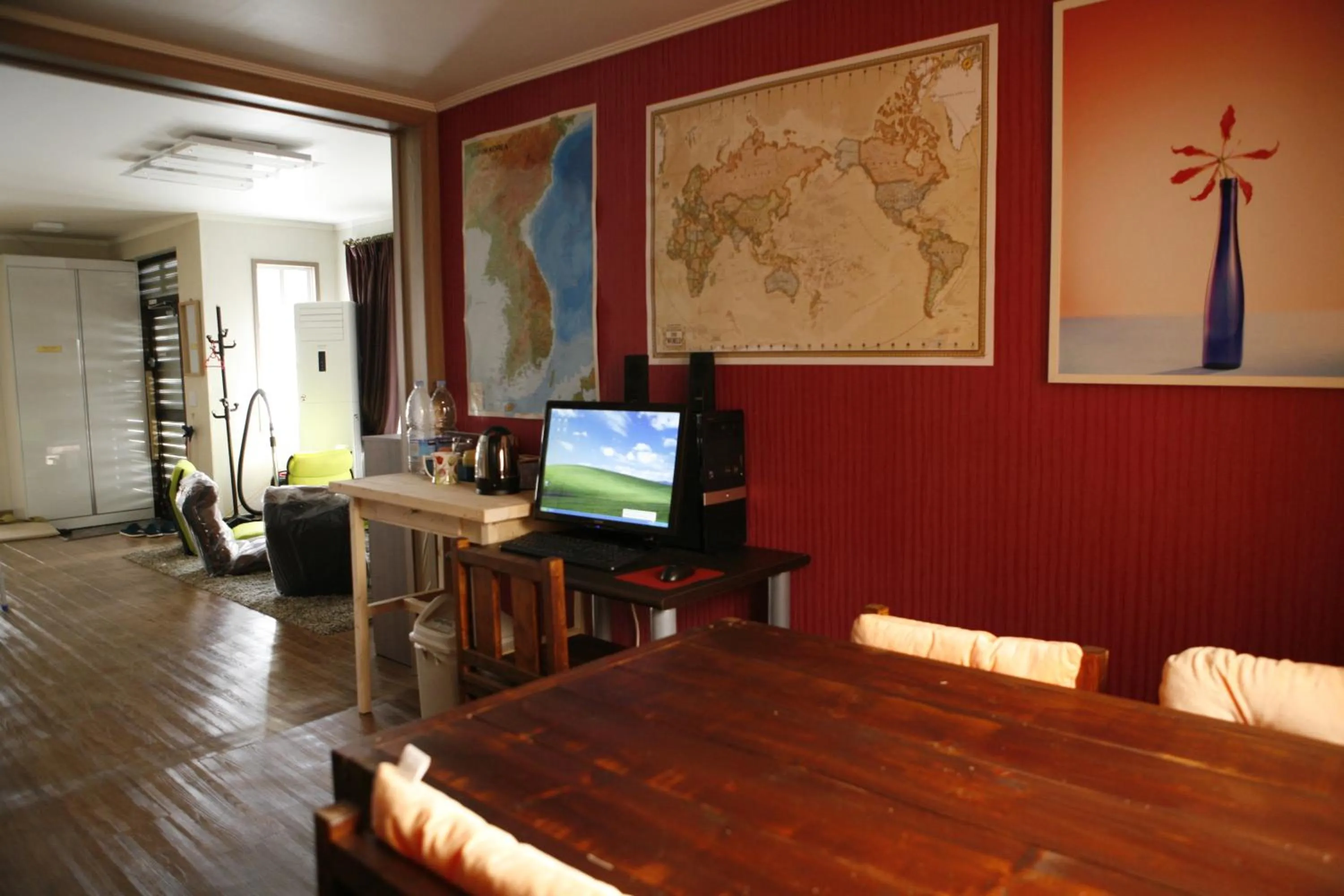 Communal lounge/ TV room in Birdsnest Hostel Hongdae Foreigner only