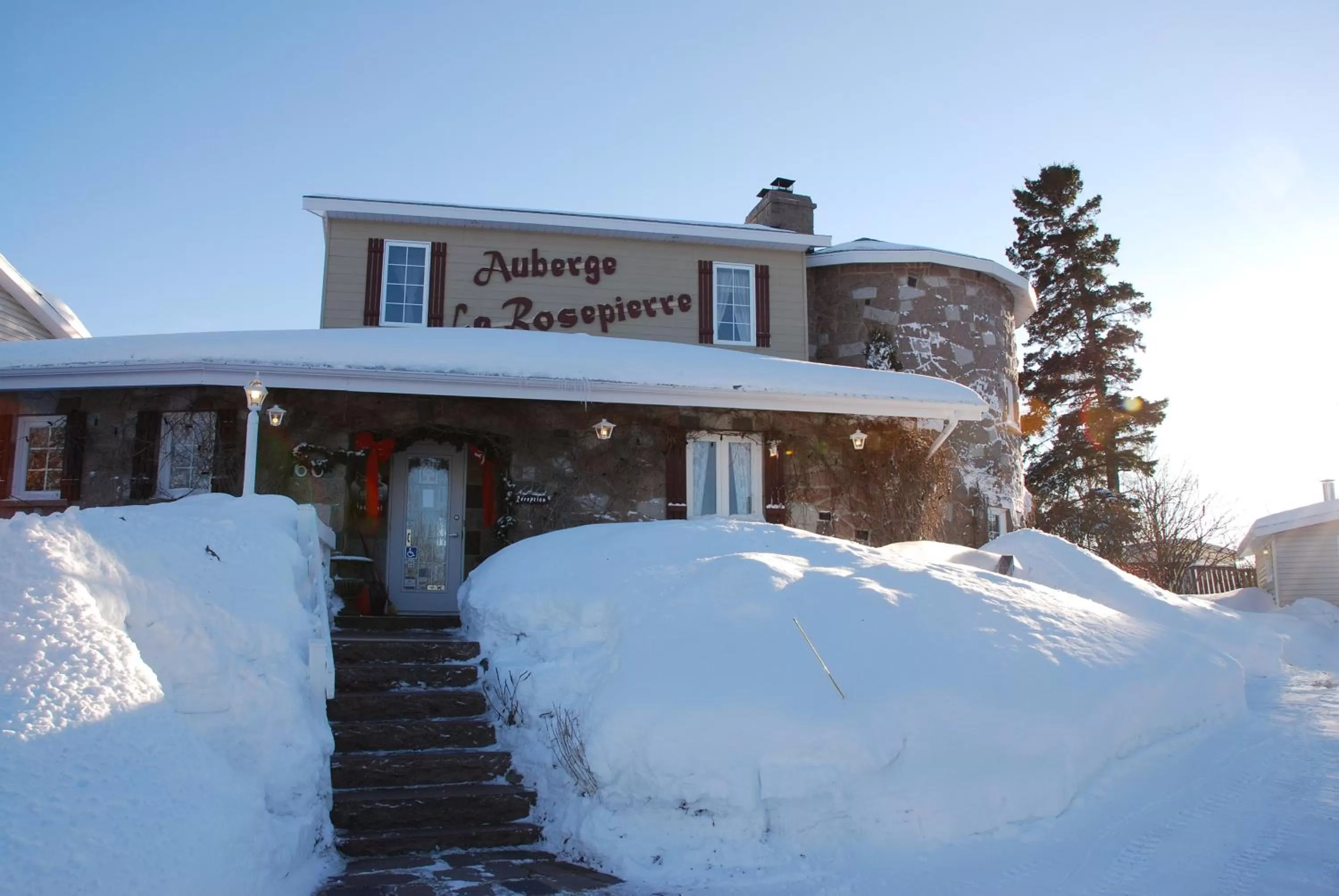 Facade/entrance, Winter in Auberge la Rosepierre bistro Henri