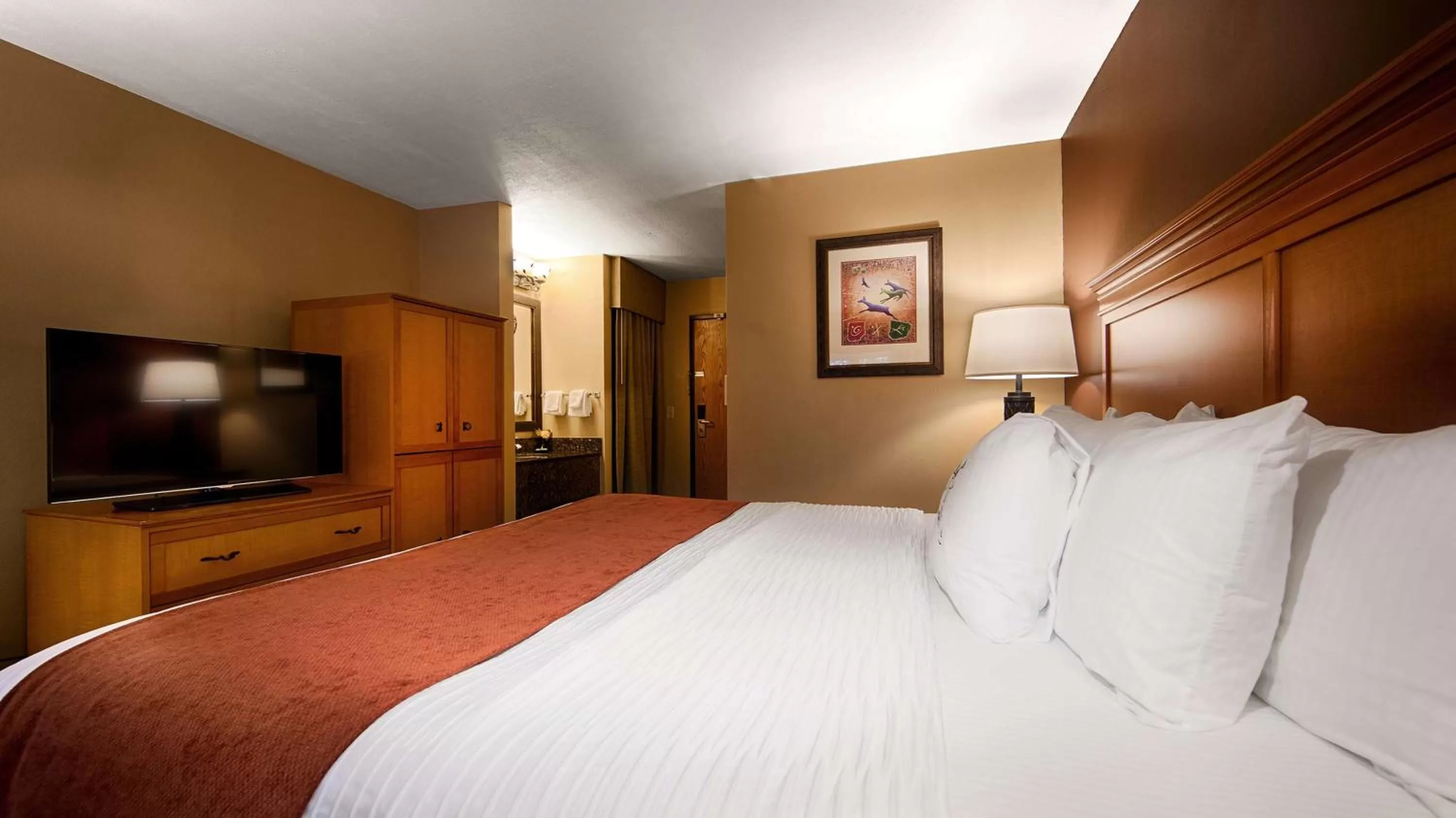 Photo of the whole room, Bed in Best Western Plus Deer Park Hotel and Suites
