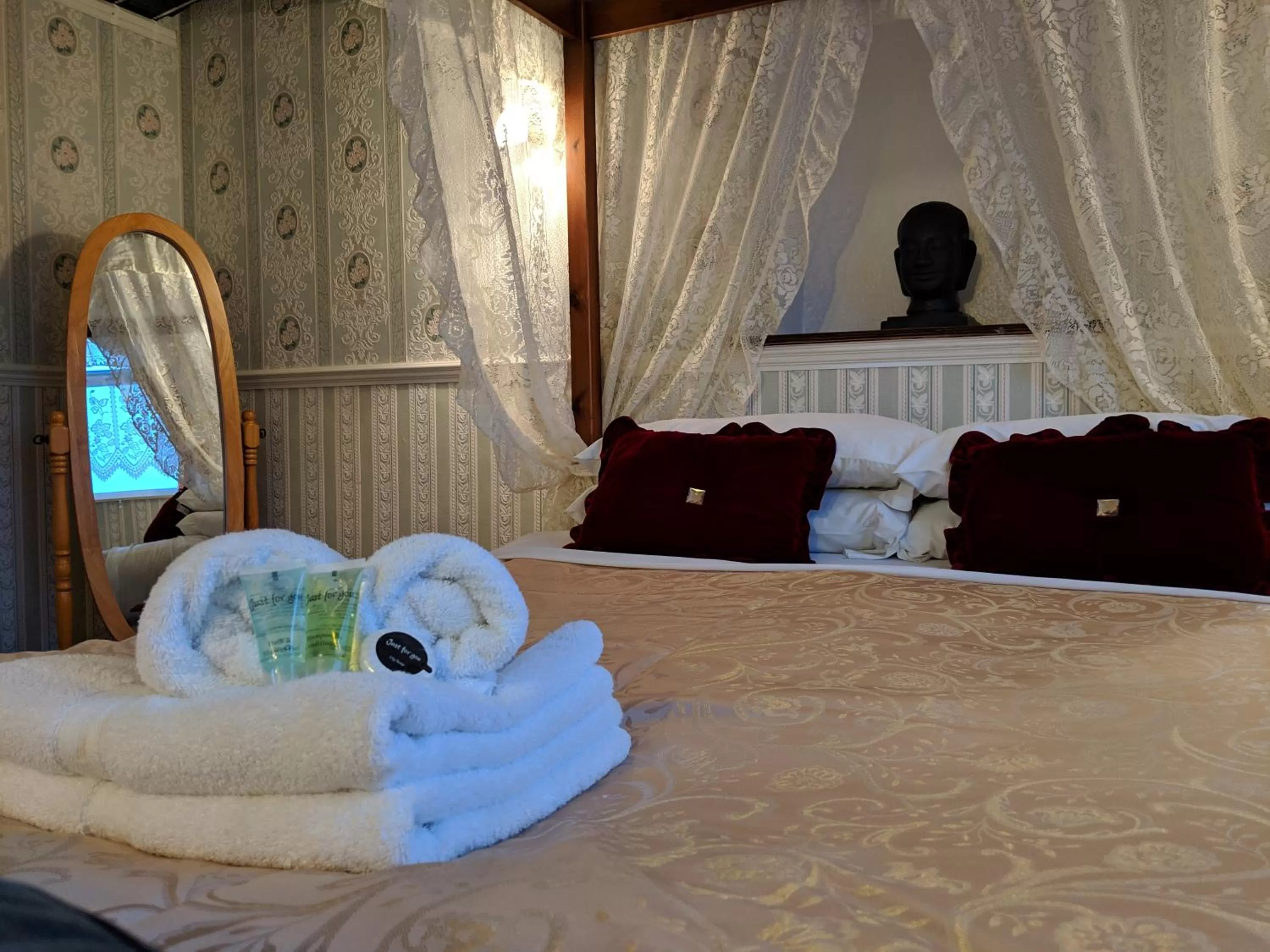 Bedroom, Bed in The New Guilderoy Hotel