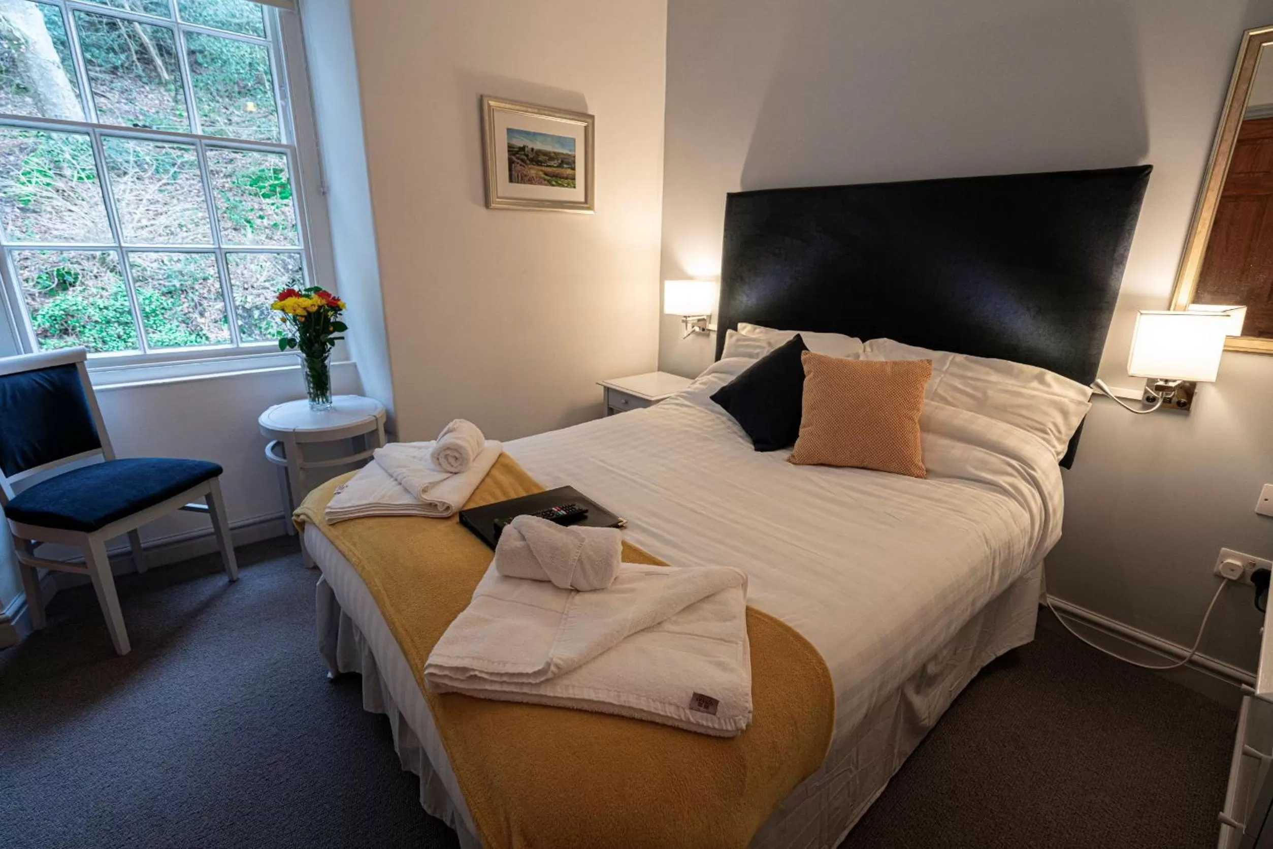 Bedroom, Bed in Grapes Hotel, Bar & Restaurant Snowdonia Nr Zip World