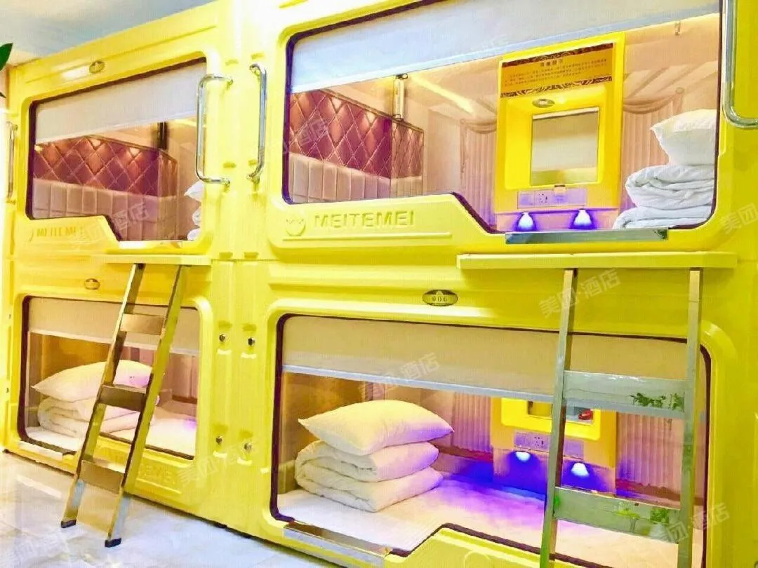 Photo of the whole room, Bed in Hangzhou Memory Travel International Hotel-Edge Westlake