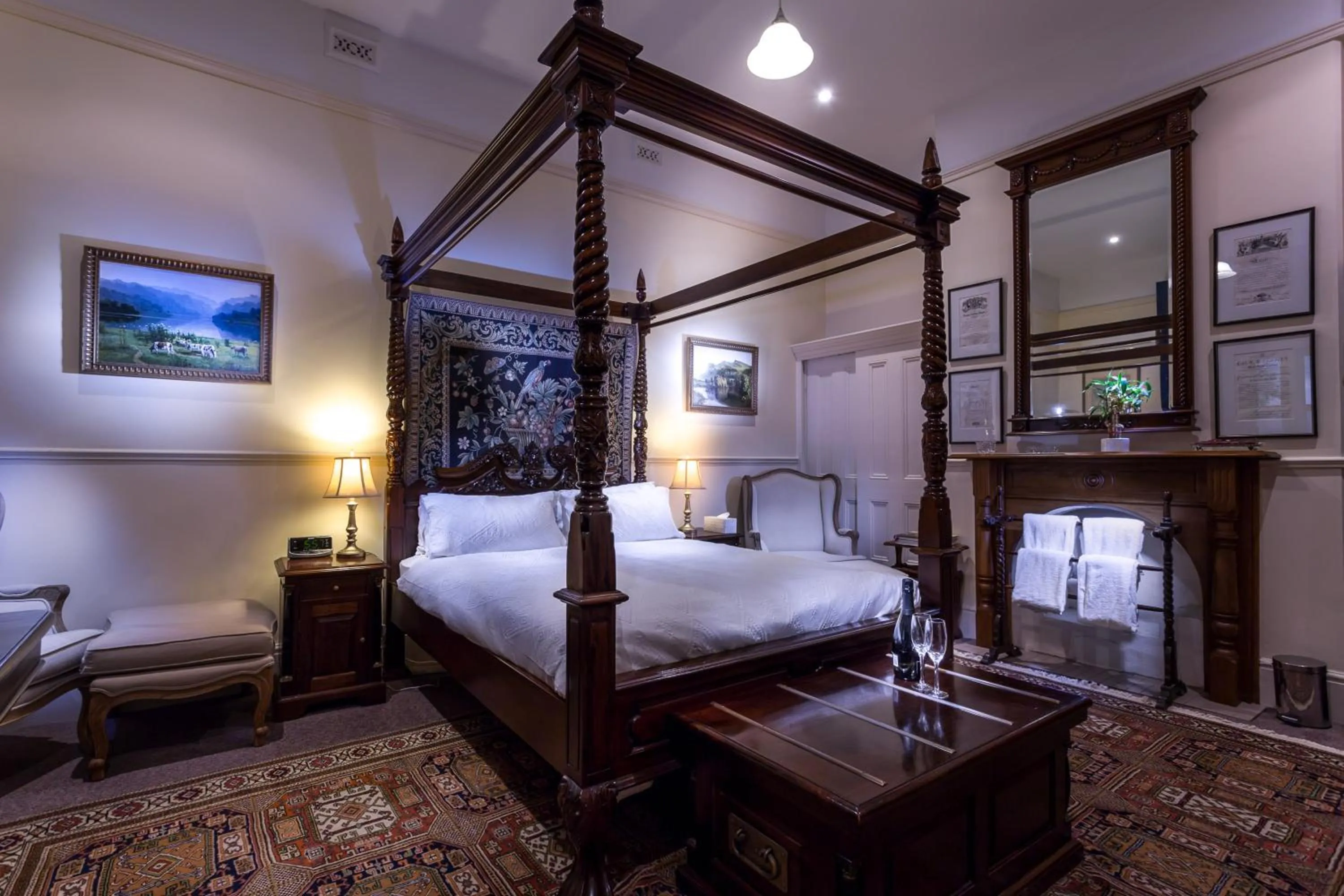 Photo of the whole room, Bed in Fothergills of Fremantle