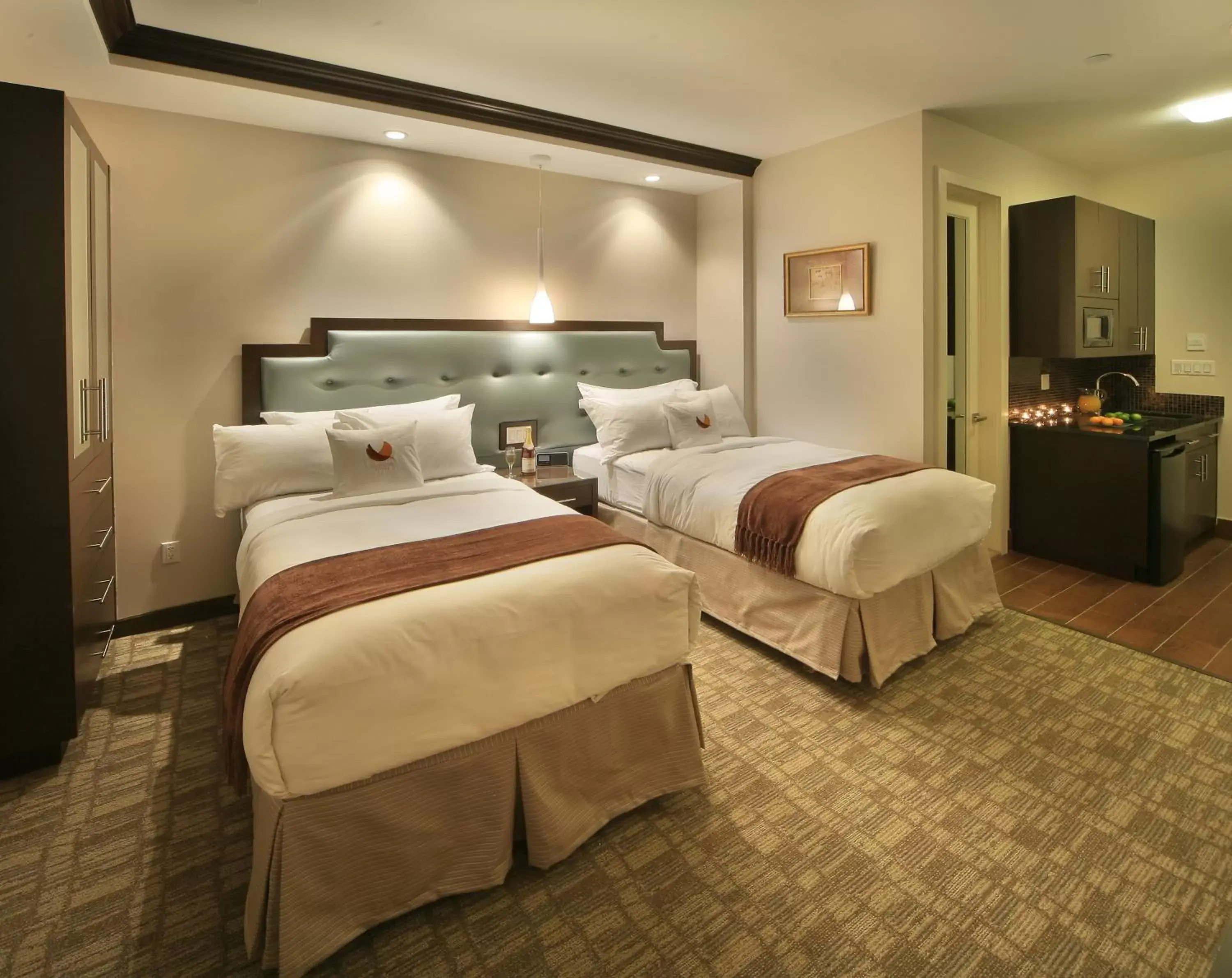 Plush Corner Room in Aura Hotel Brooklyn Plush Corner Room in Aura Hotel Brooklyn