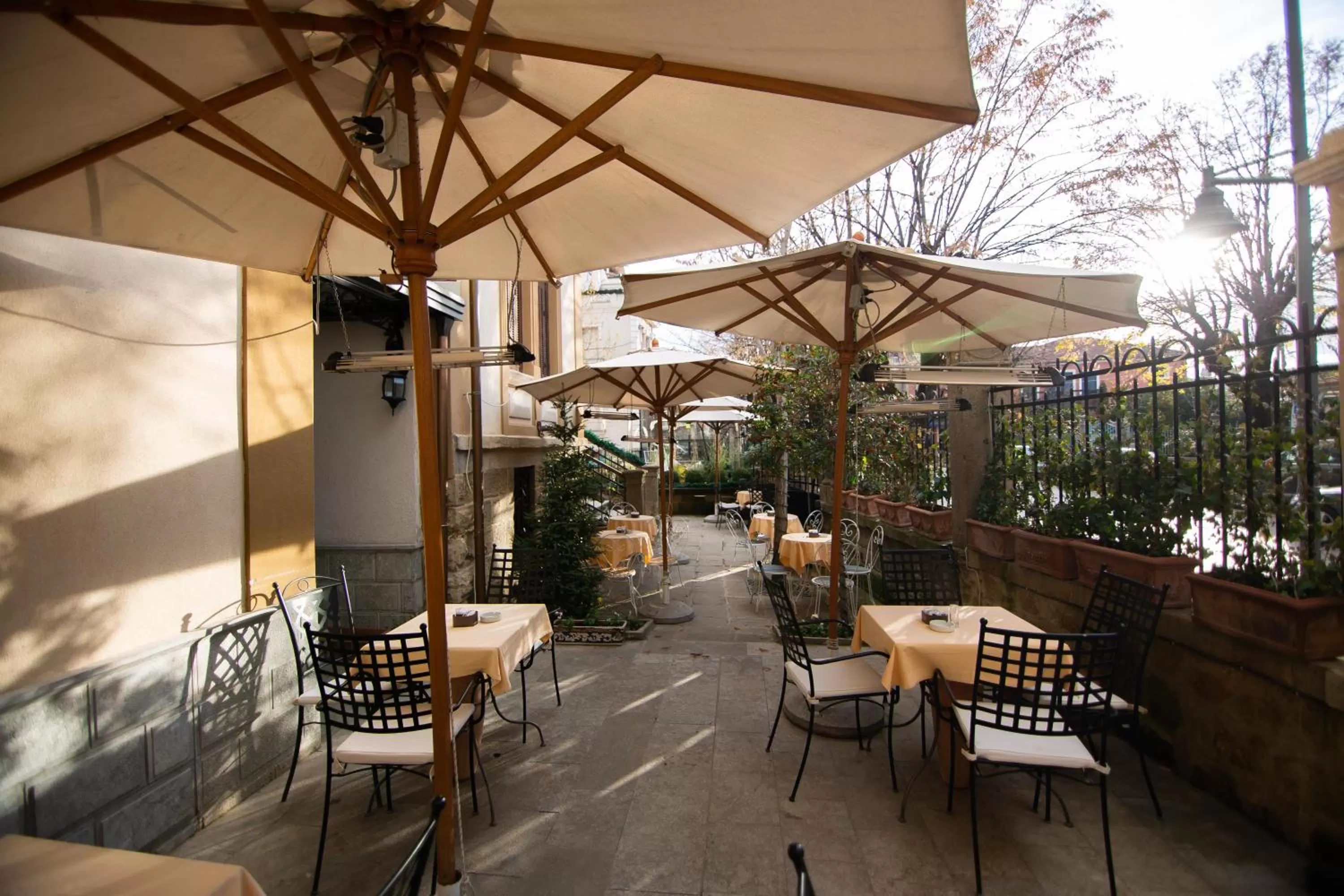 Restaurant/places to eat in Vila Ebel Hotel Pool & Spa