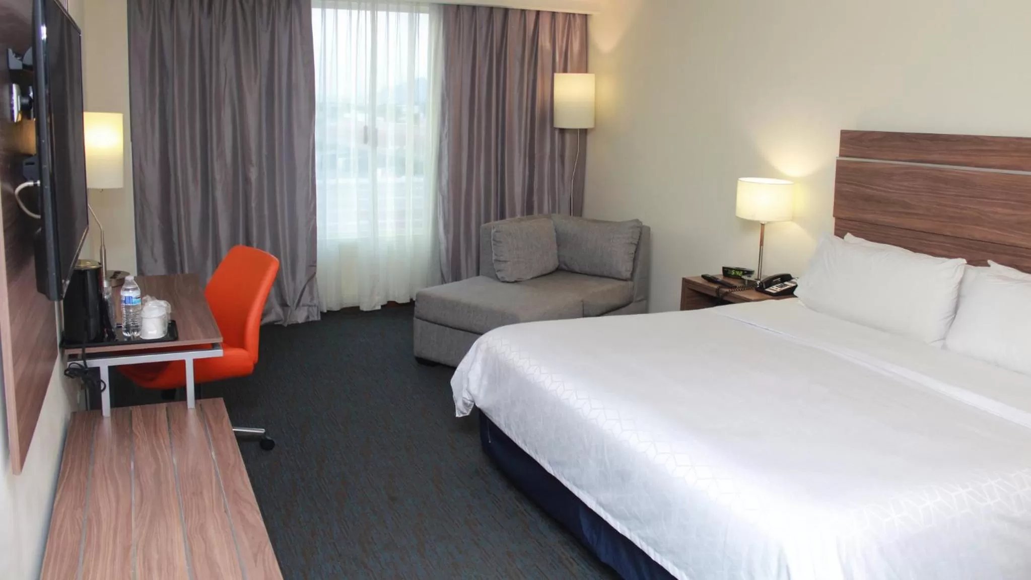 Photo of the whole room, Bed in Holiday Inn Express Culiacan by IHG