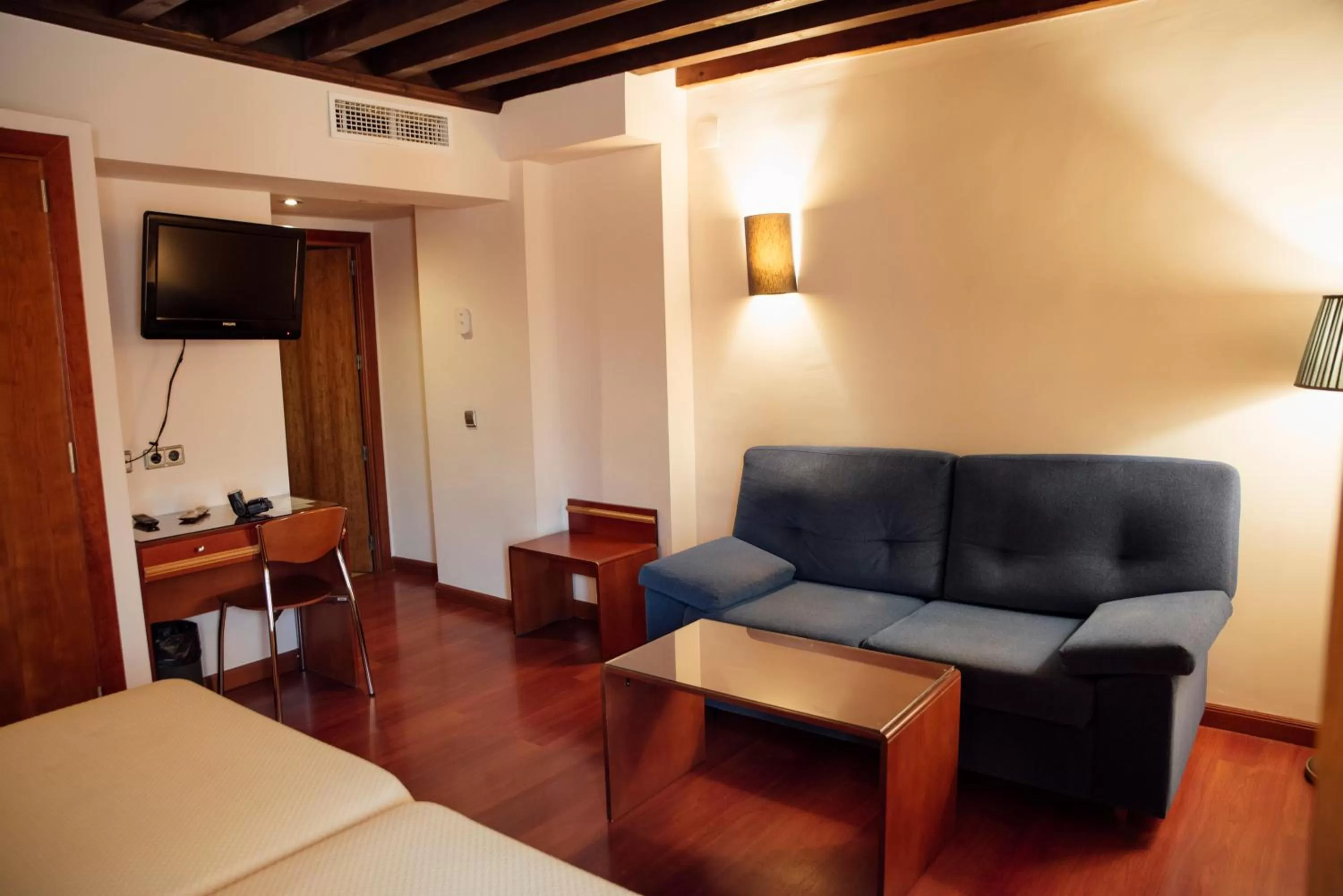 Seating area, Bed in Hotel Santa Isabel