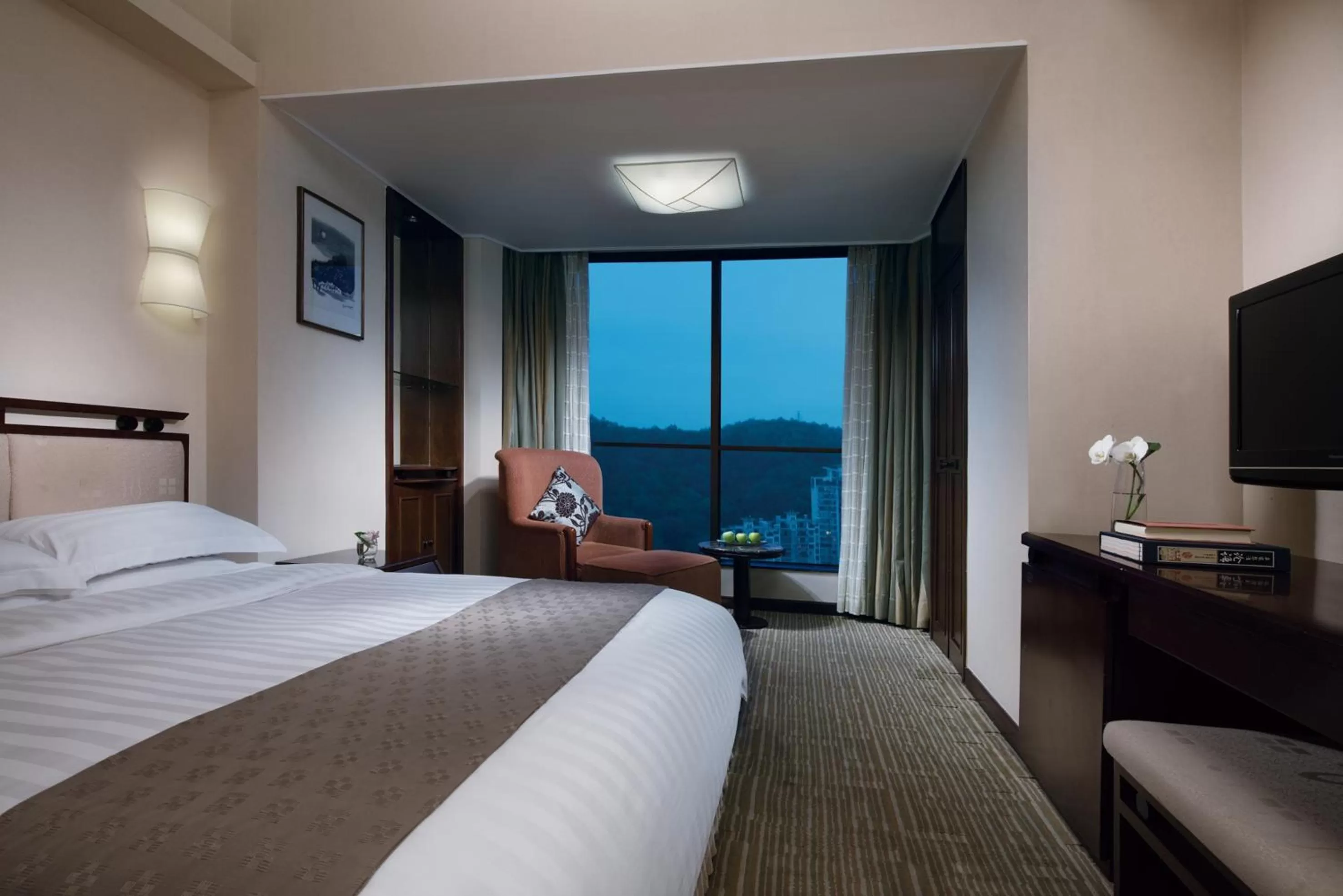 Photo of the whole room, Bed in Guangdong Hotel (Zhuhai)