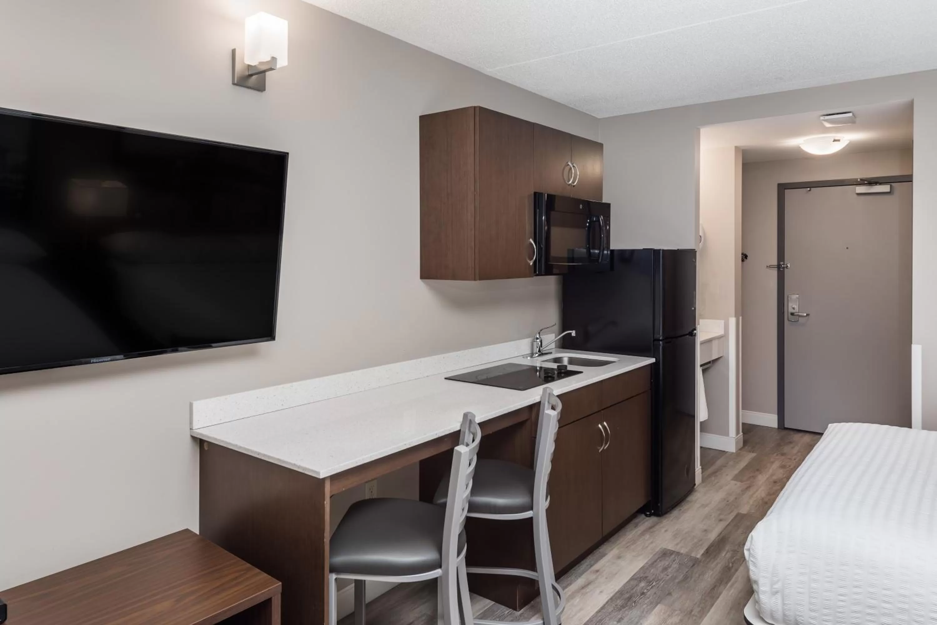 Kitchen or kitchenette, Bed in Super 8 by Wyndham Winnipeg West