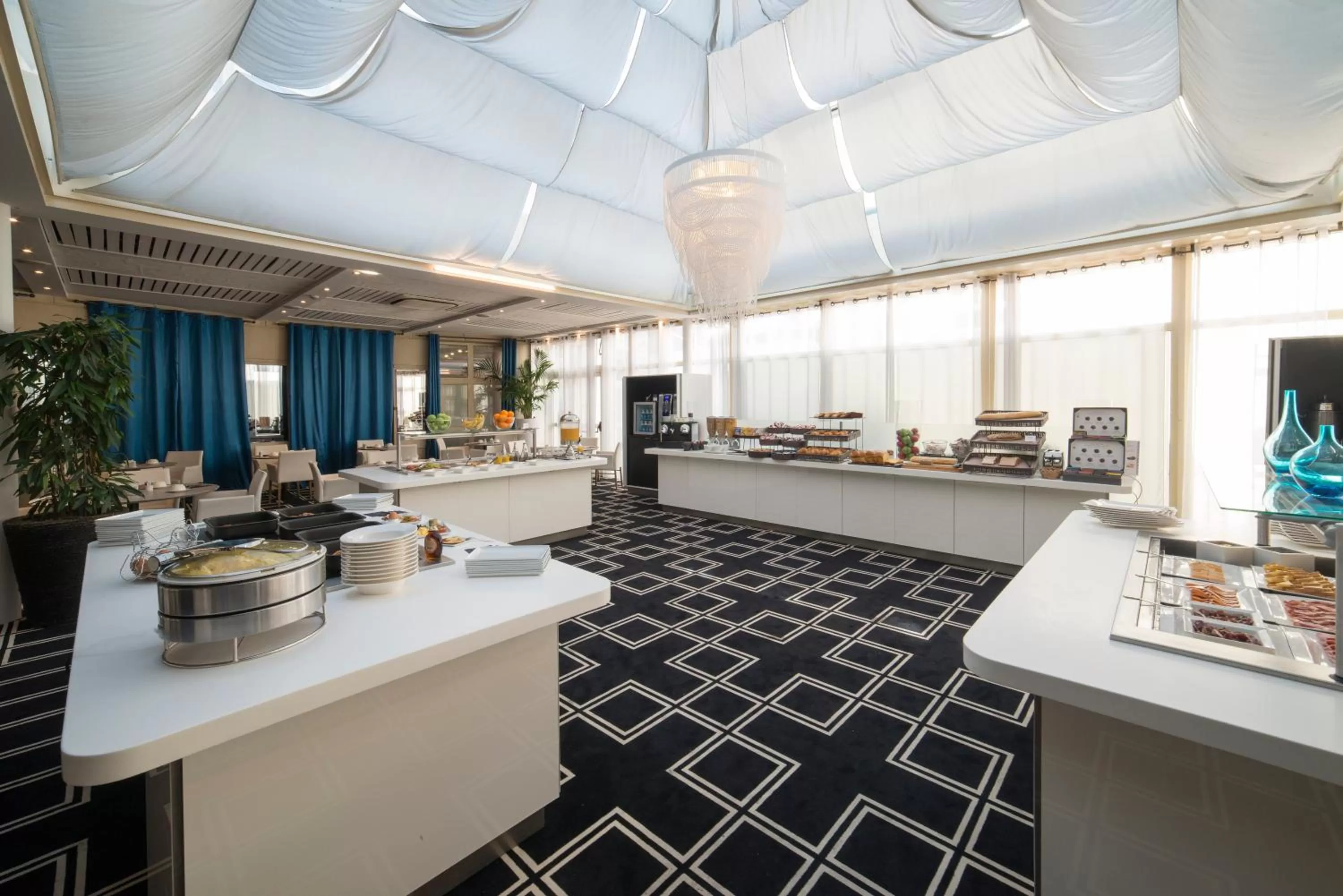 Buffet breakfast in Mercure Montpellier Centre Antigone