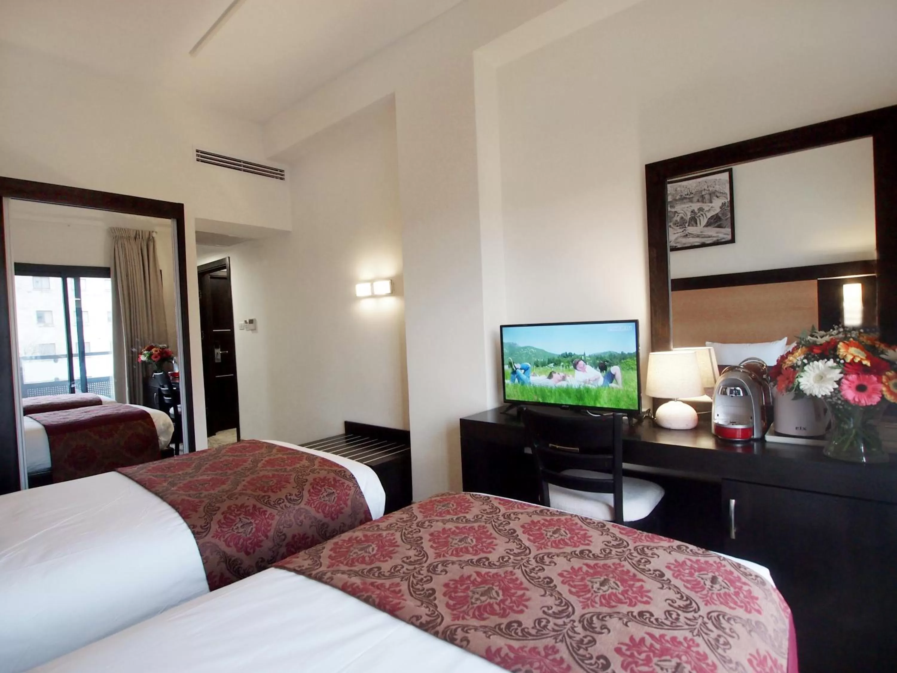 Photo of the whole room, Bed in New Capitol Hotel - Jerusalem