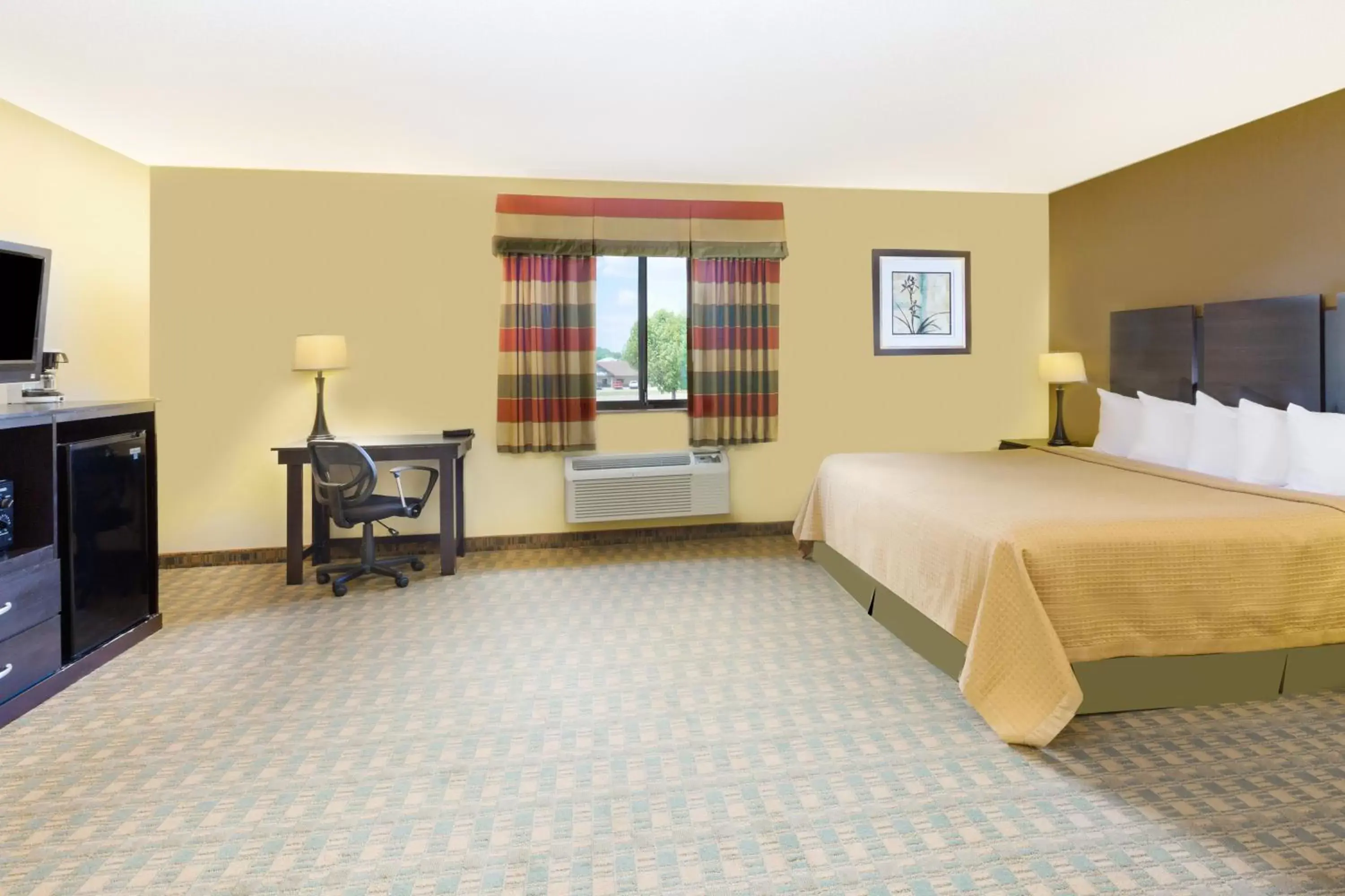 1 King Bed, Studio Suite, Non-Smoking in Econo Lodge Inn & Suites 1 King Bed, Studio Suite, Non-Smoking in Econo Lodge Inn & Suites