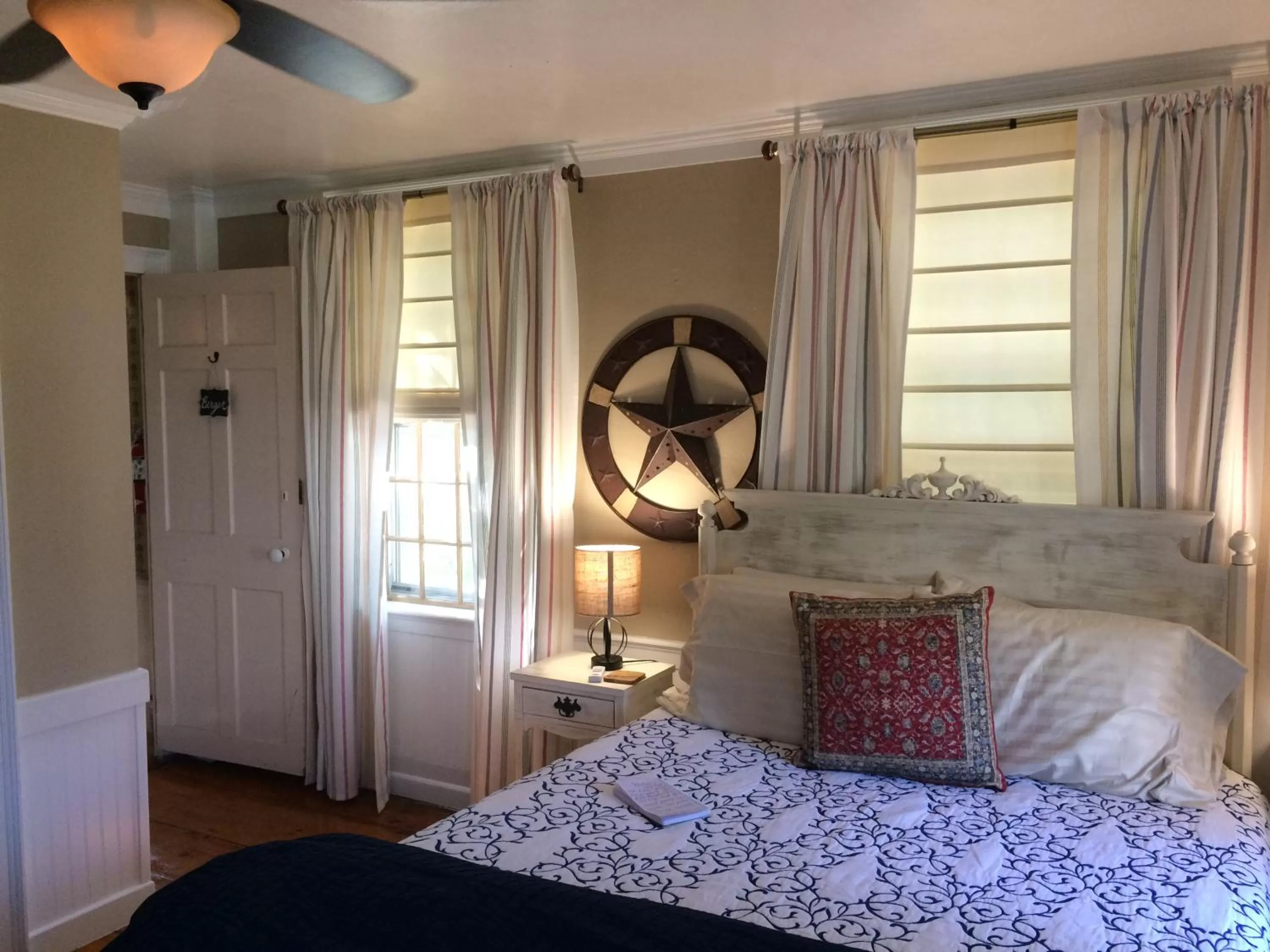 Photo of the whole room, Bed in William's Grant Inn Bed and Breakfast