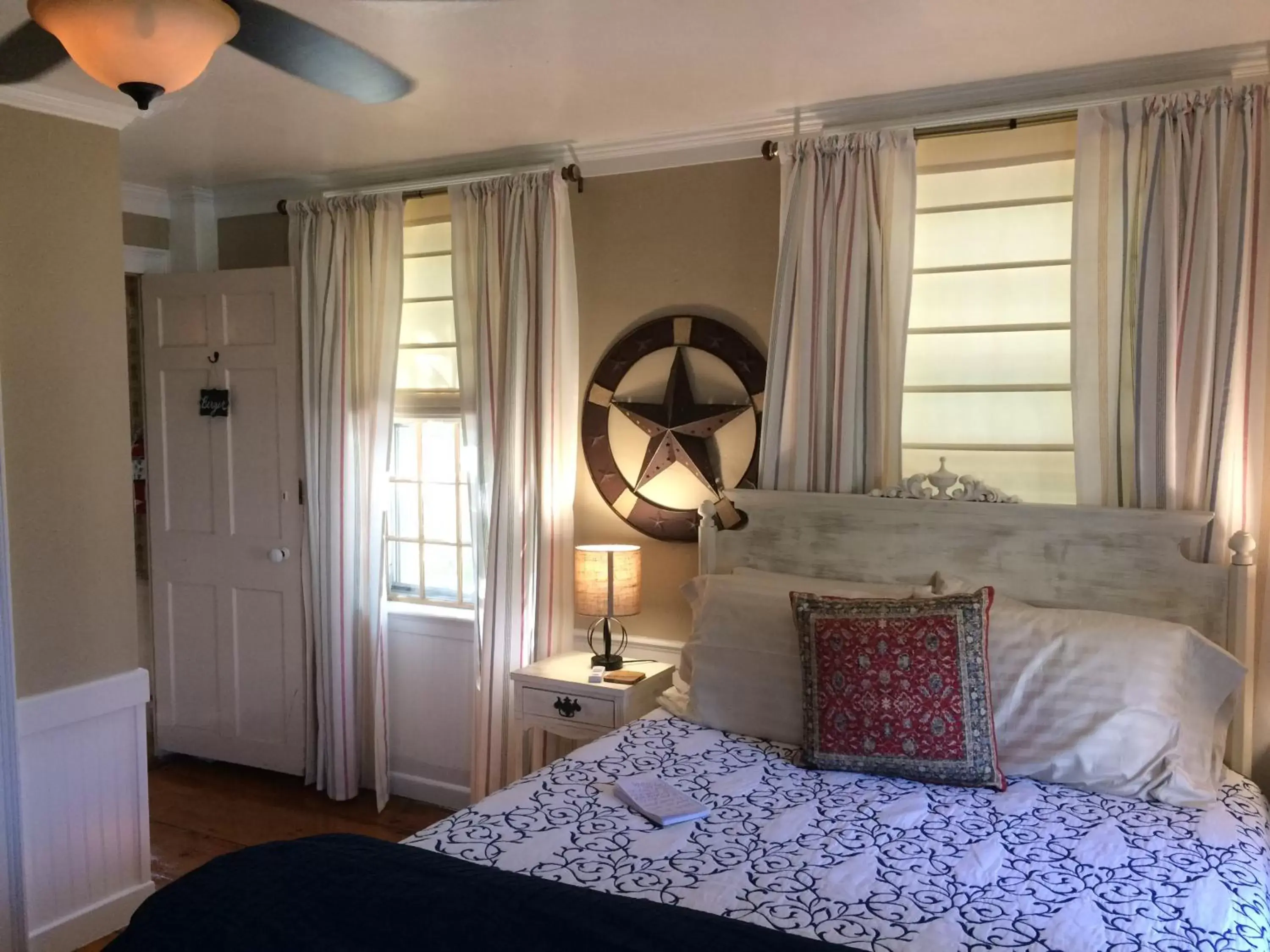 Queen Room in William's Grant Inn Bed and Breakfast Queen Room in William's Grant Inn Bed and Breakfast