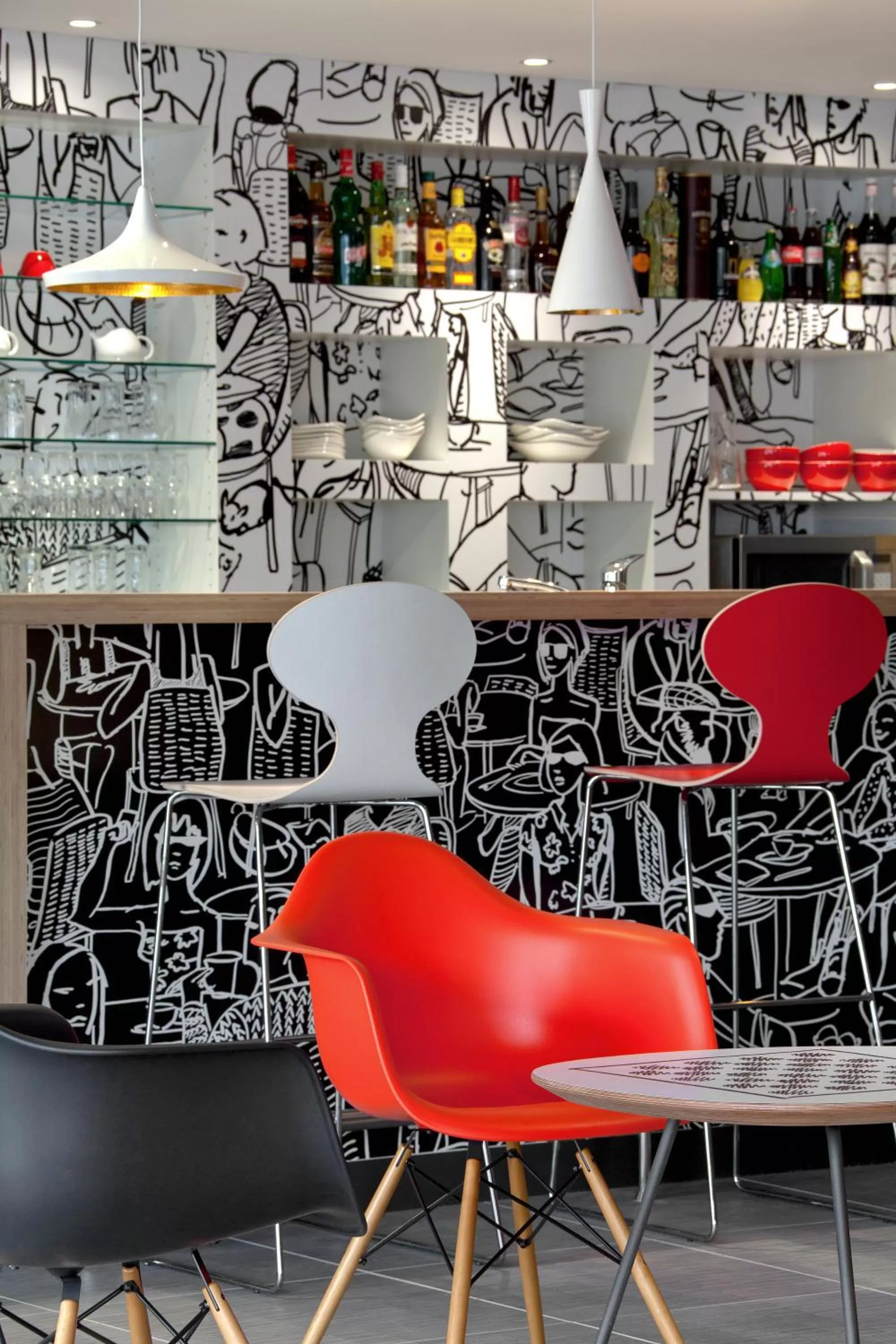 Lounge or bar in ibis Hyeres Centre