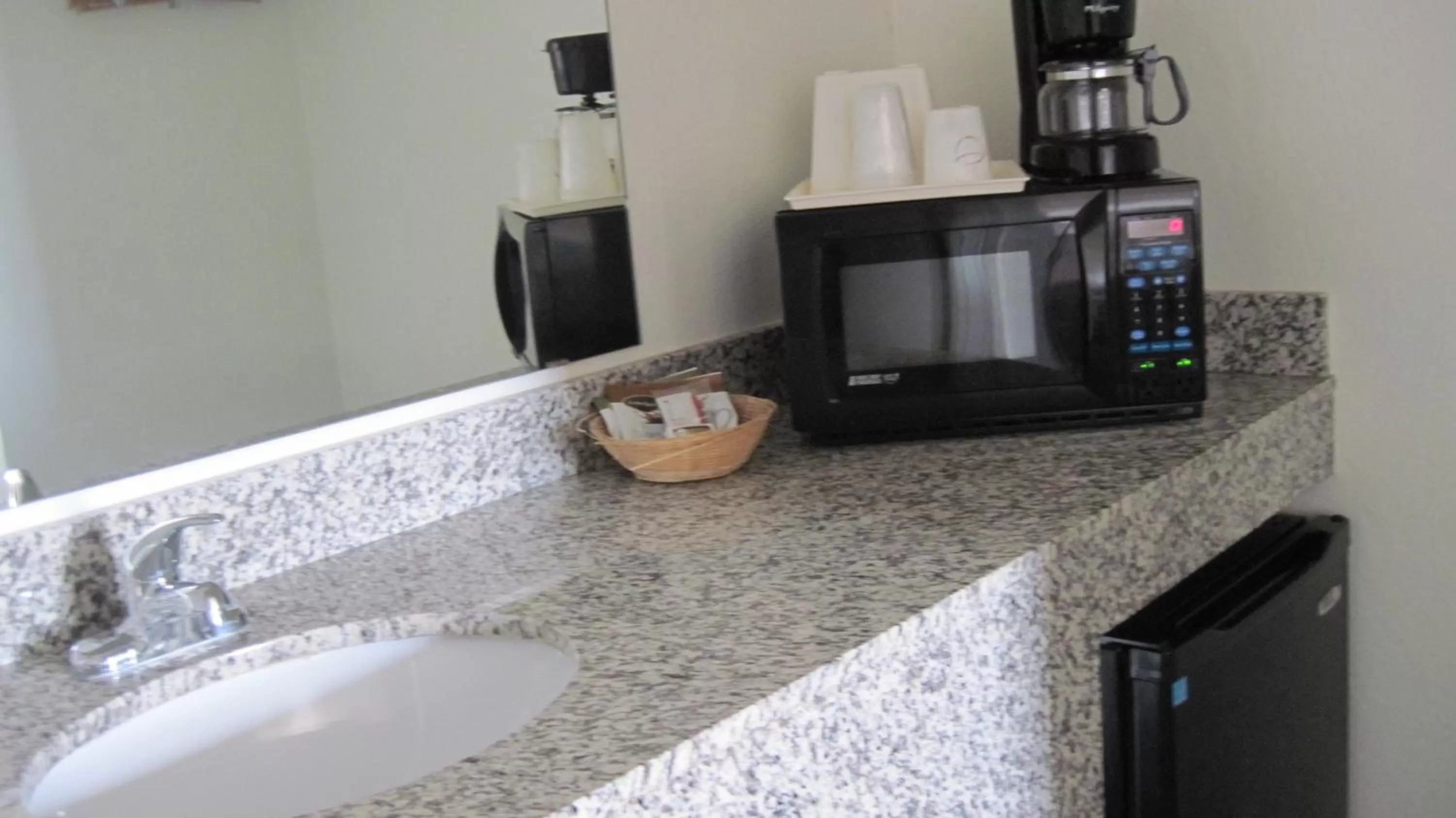 Coffee/tea facilities in Travelodge by Wyndham Winslow