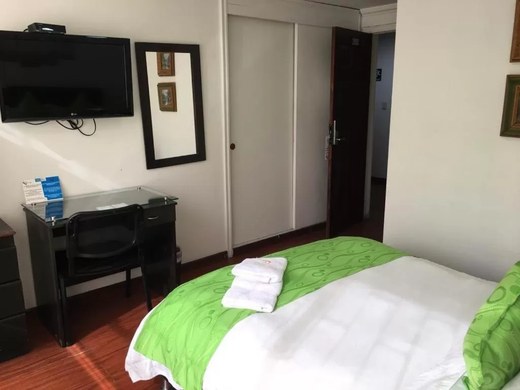 Bed, TV/Entertainment Center in Hotel Fénix Real Bogotá