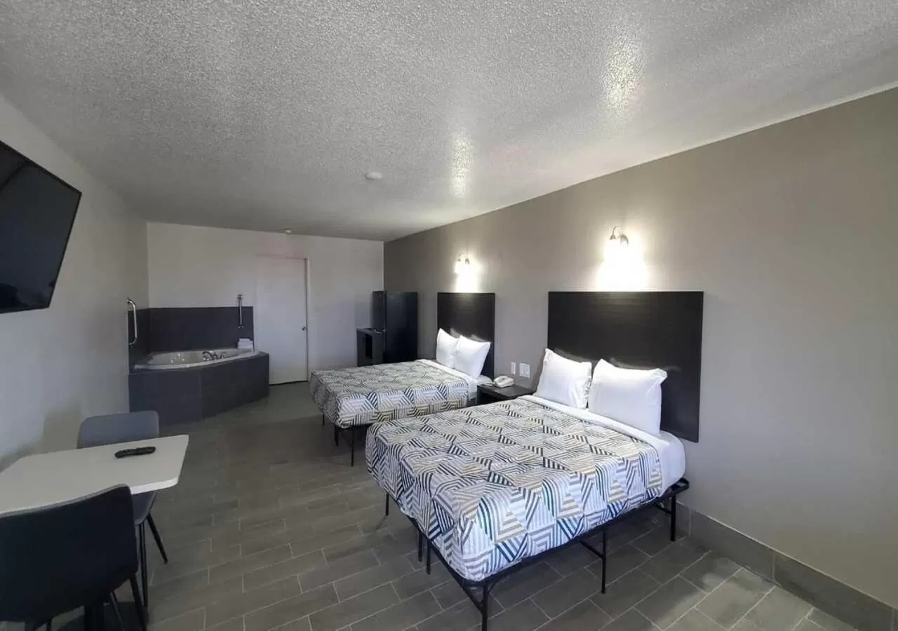 Bedroom, Bed in Studio 6 Branson West MO Silver Dollar City