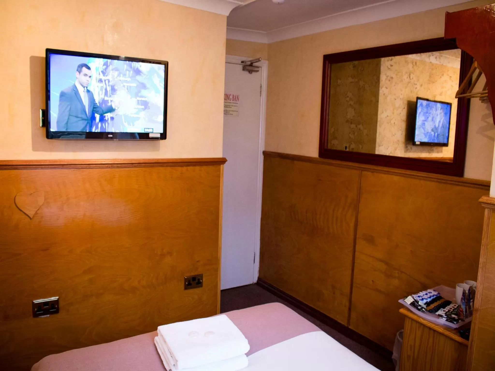 Photo of the whole room, Bed in Cricklewood Lodge Hotel