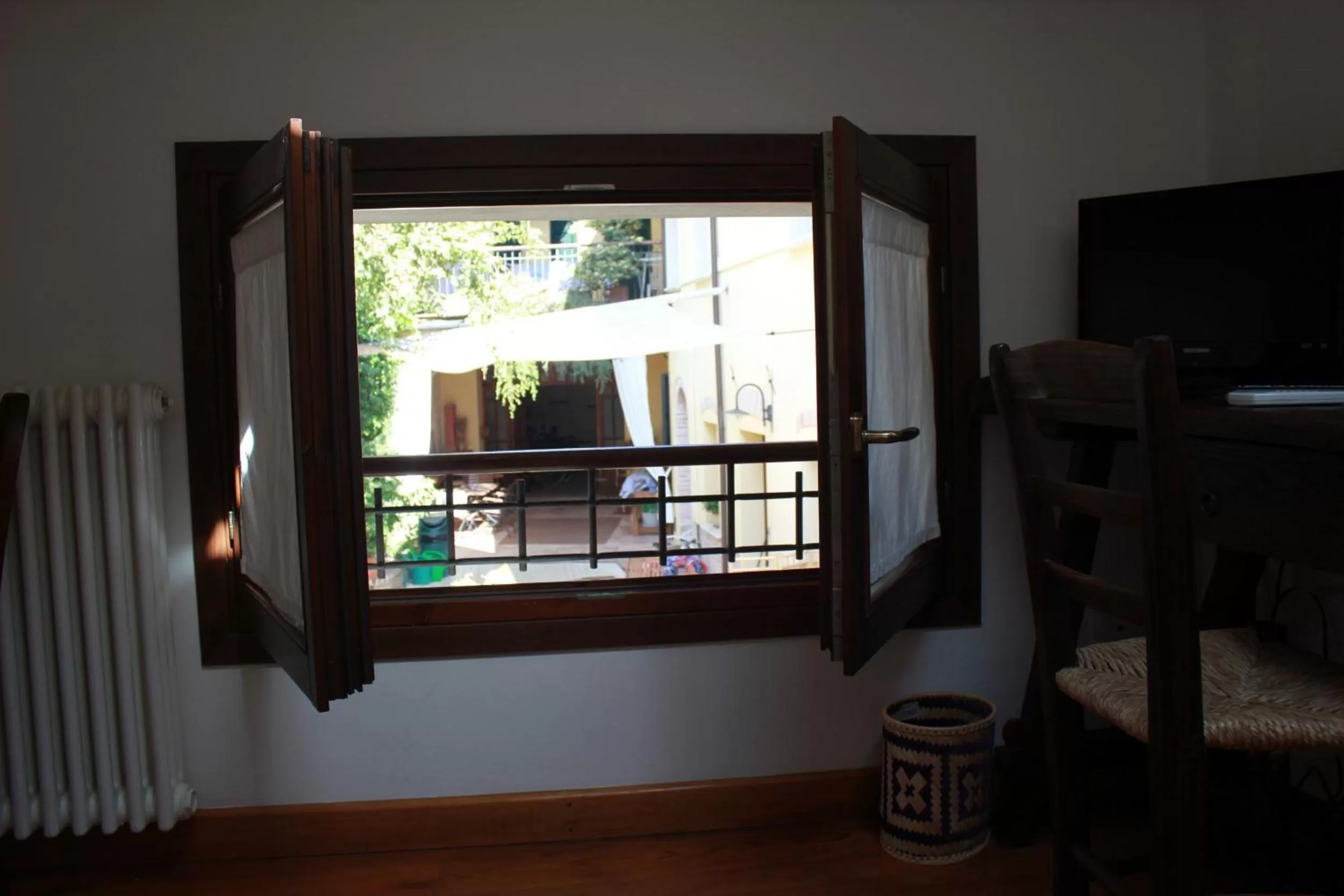 Garden view, TV/Entertainment Center in B&B Al Borgo