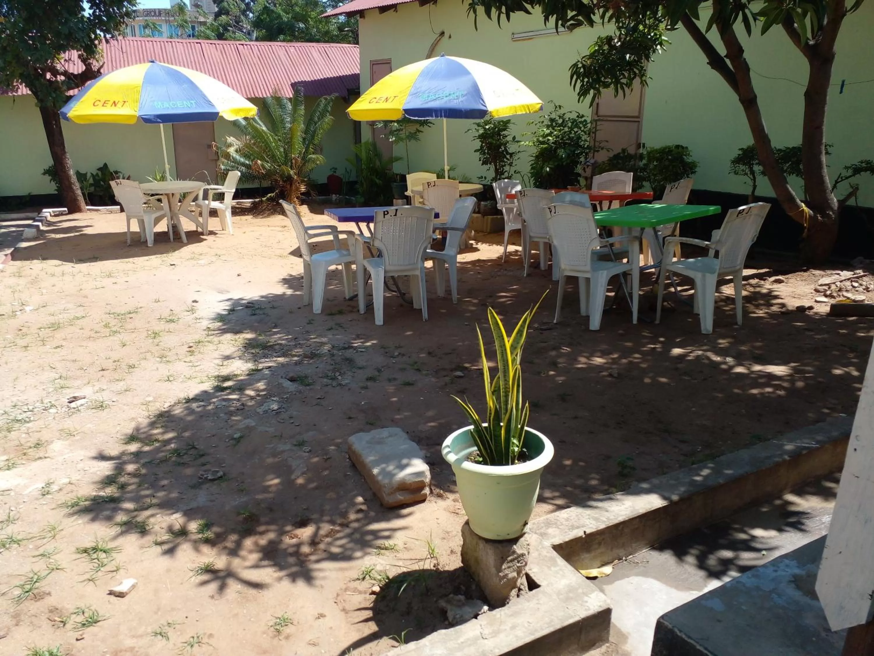 Restaurant/places to eat in L&J Modern Backpackers Kinondoni