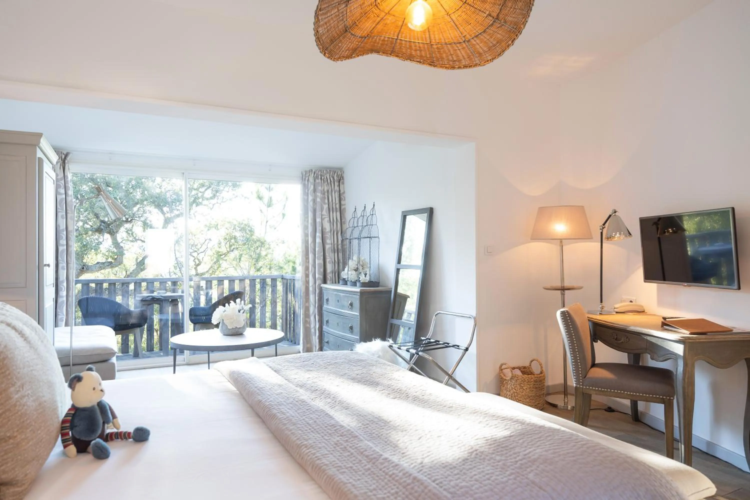 Balcony/Terrace, Bed in Hôtel Font Mourier