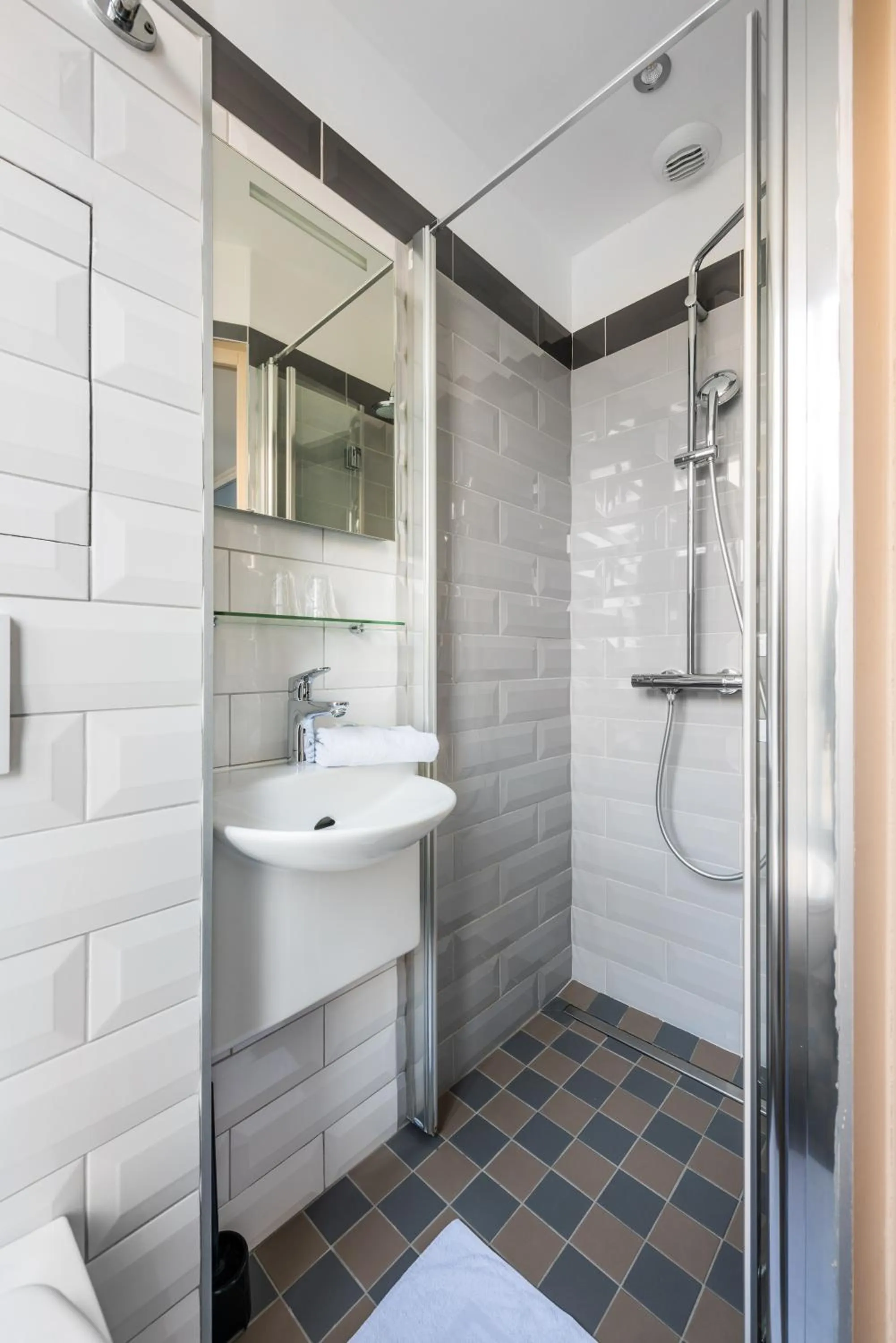 Bathroom in District Republique