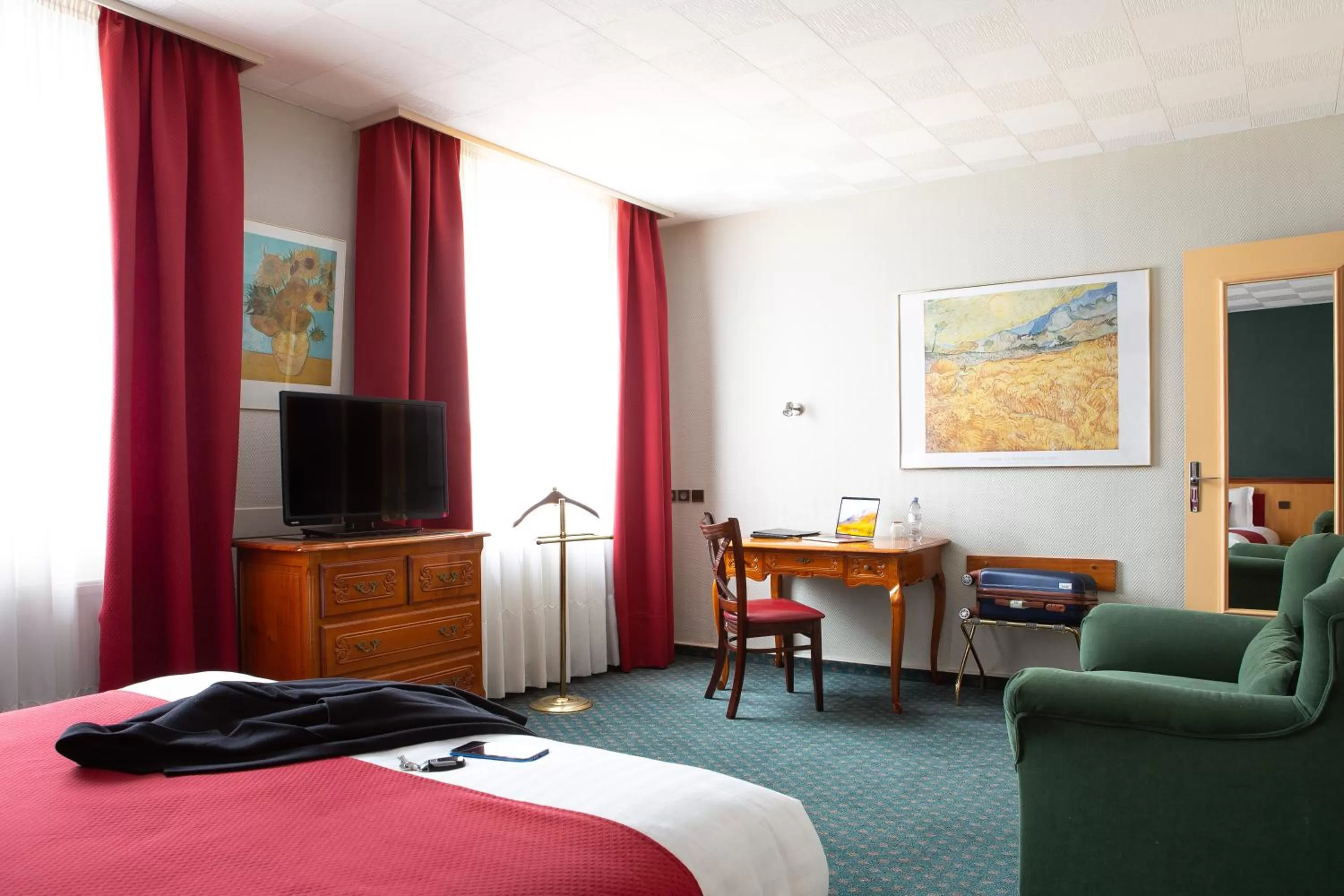 Property building, Bed in Hotel De La Paix