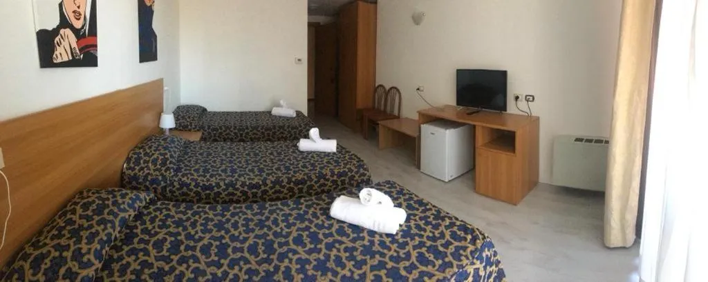 Photo of the whole room, Bed in Hotel Villa Strassoldo "Ex Attianese Hotel Restaurant"