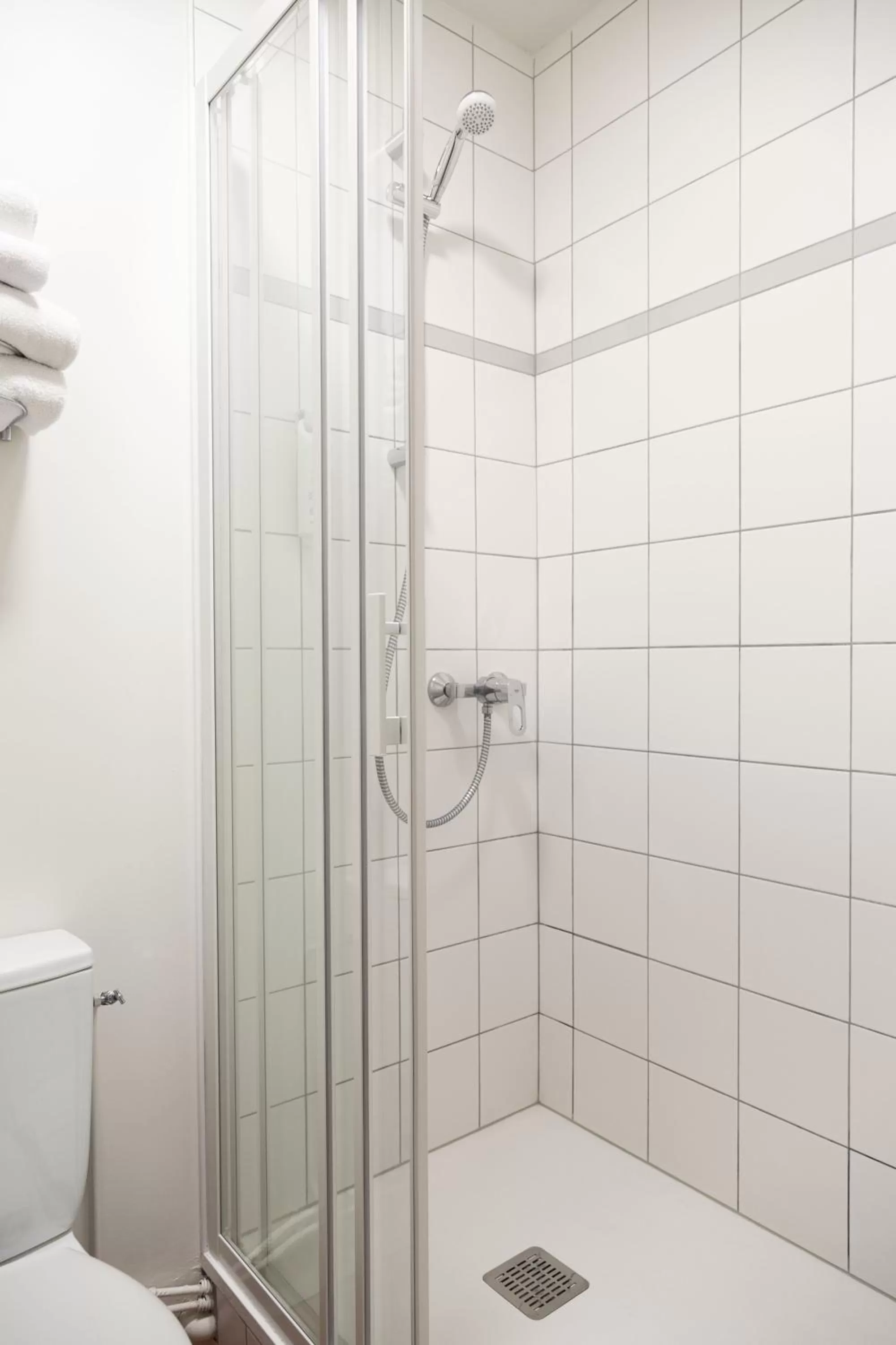 Shower in Logis Hôtel Chaptal, Amboise