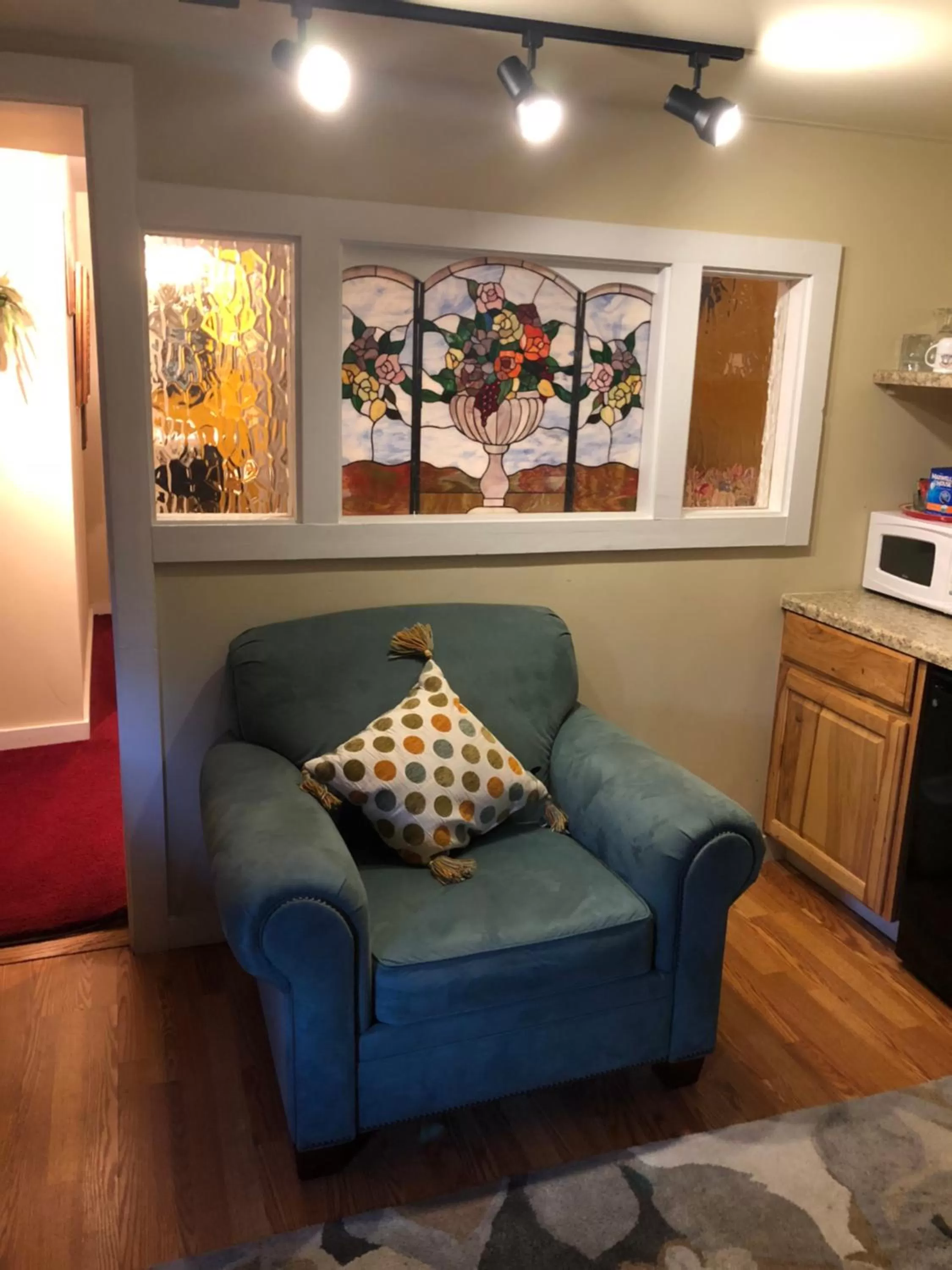 Living room in All Seasons Inn