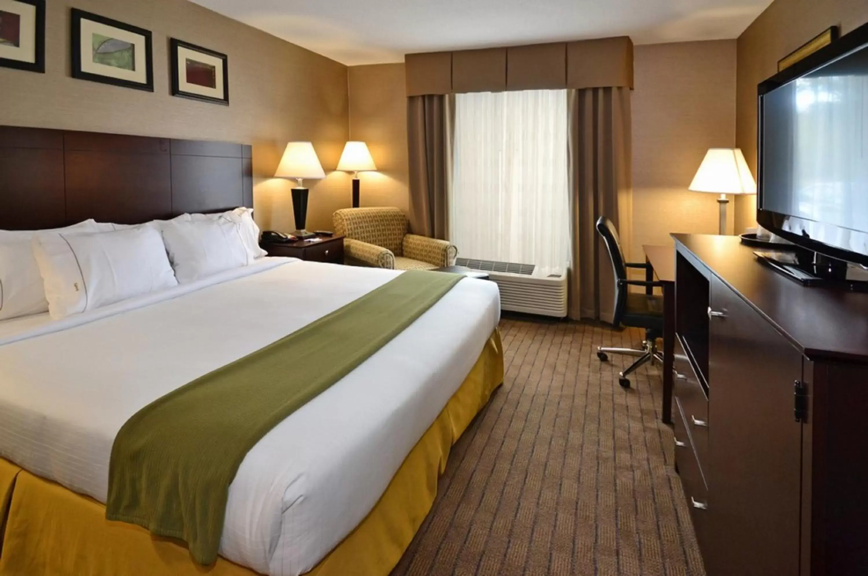 Queen Room with Two Queen Beds - Mobility Access Tub/Non-Smoking in Holiday Inn Express Boston Brockton by IHG Queen Room with Two Queen Beds - Mobility Access Tub/Non-Smoking in Holiday Inn Express Boston Brockton by IHG