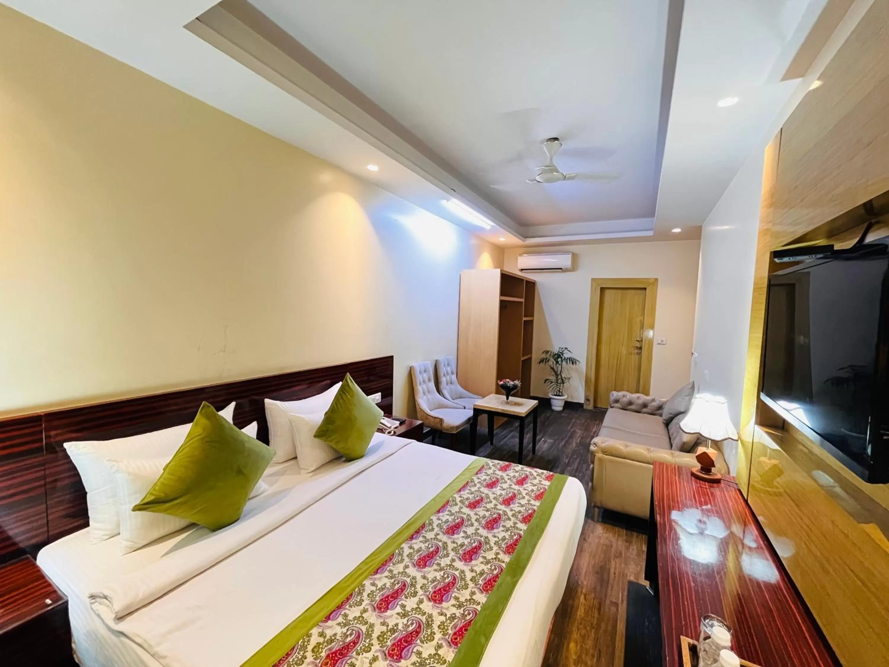 Bed in Hotel Banz near Delhi Airport