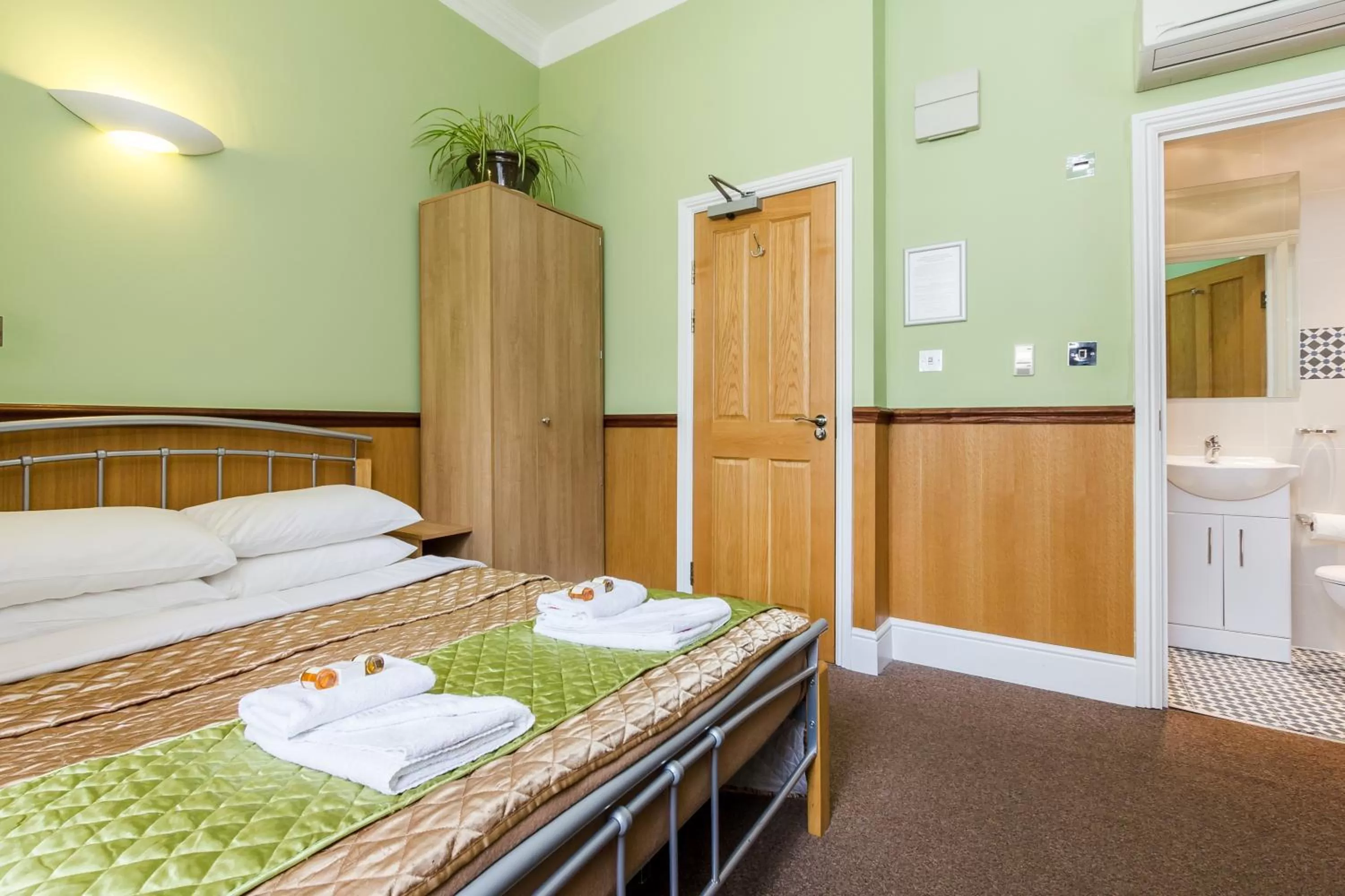 Photo of the whole room, Bed in Gower House Hotel