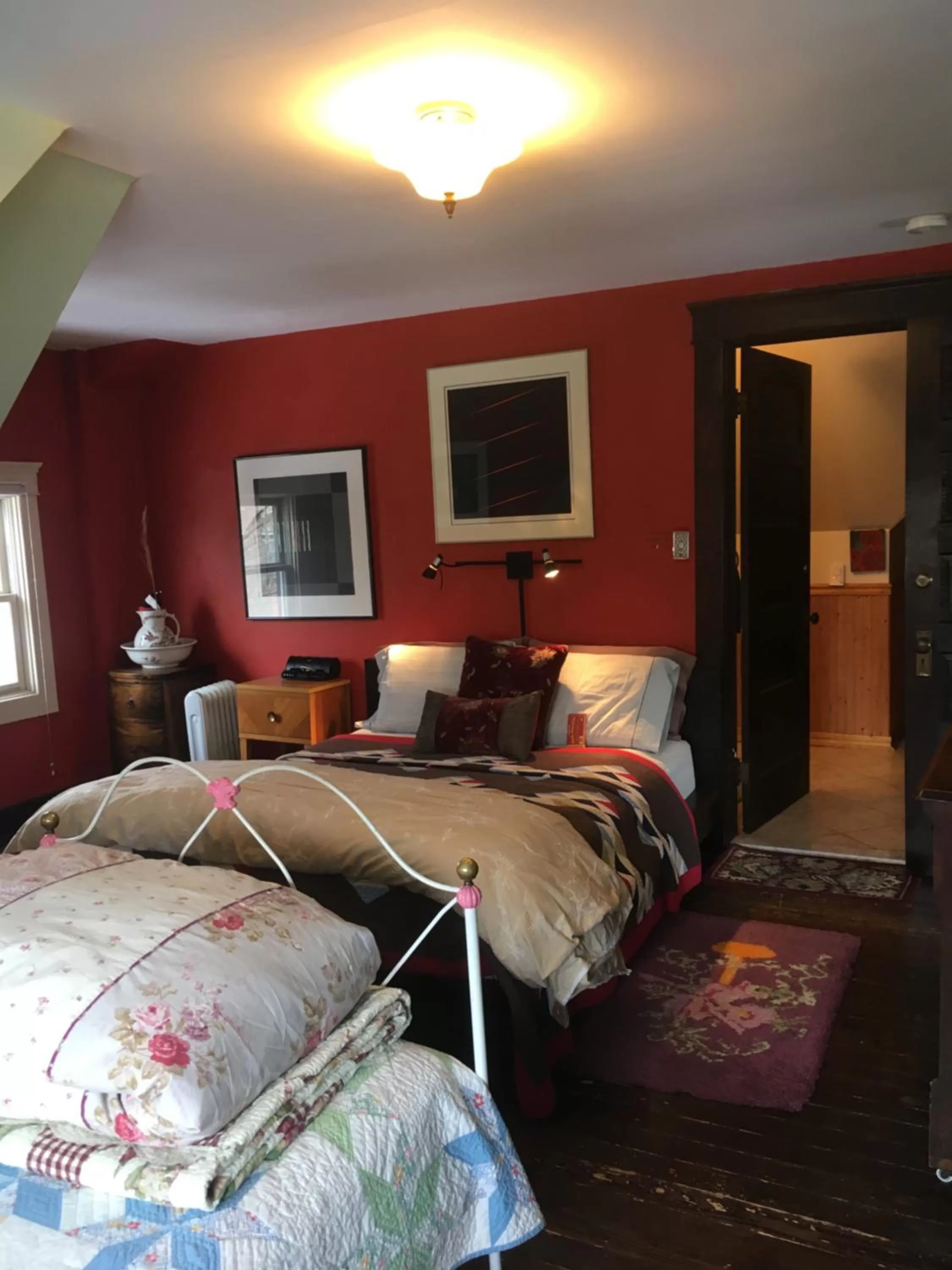 Bedroom, Bed in Burnt Toast Inn