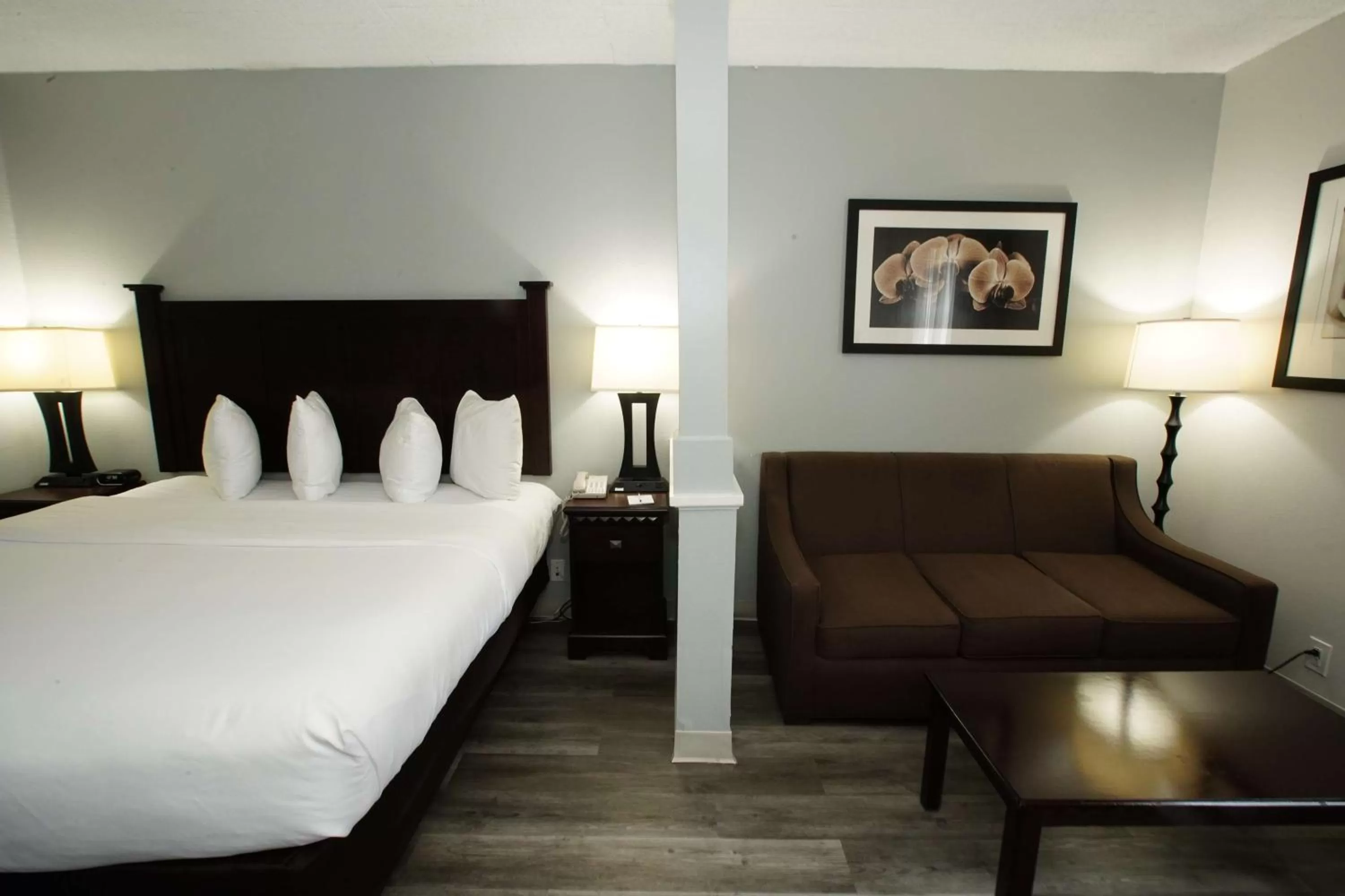 Photo of the whole room, Bed in Best Western Paramus Hotel & Suites
