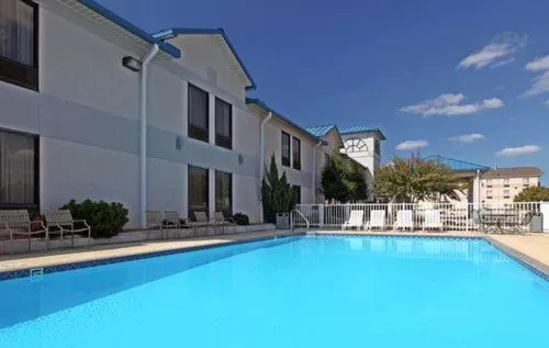 Swimming pool in Country Inn & Suites by Radisson, Bryant Little Rock , AR