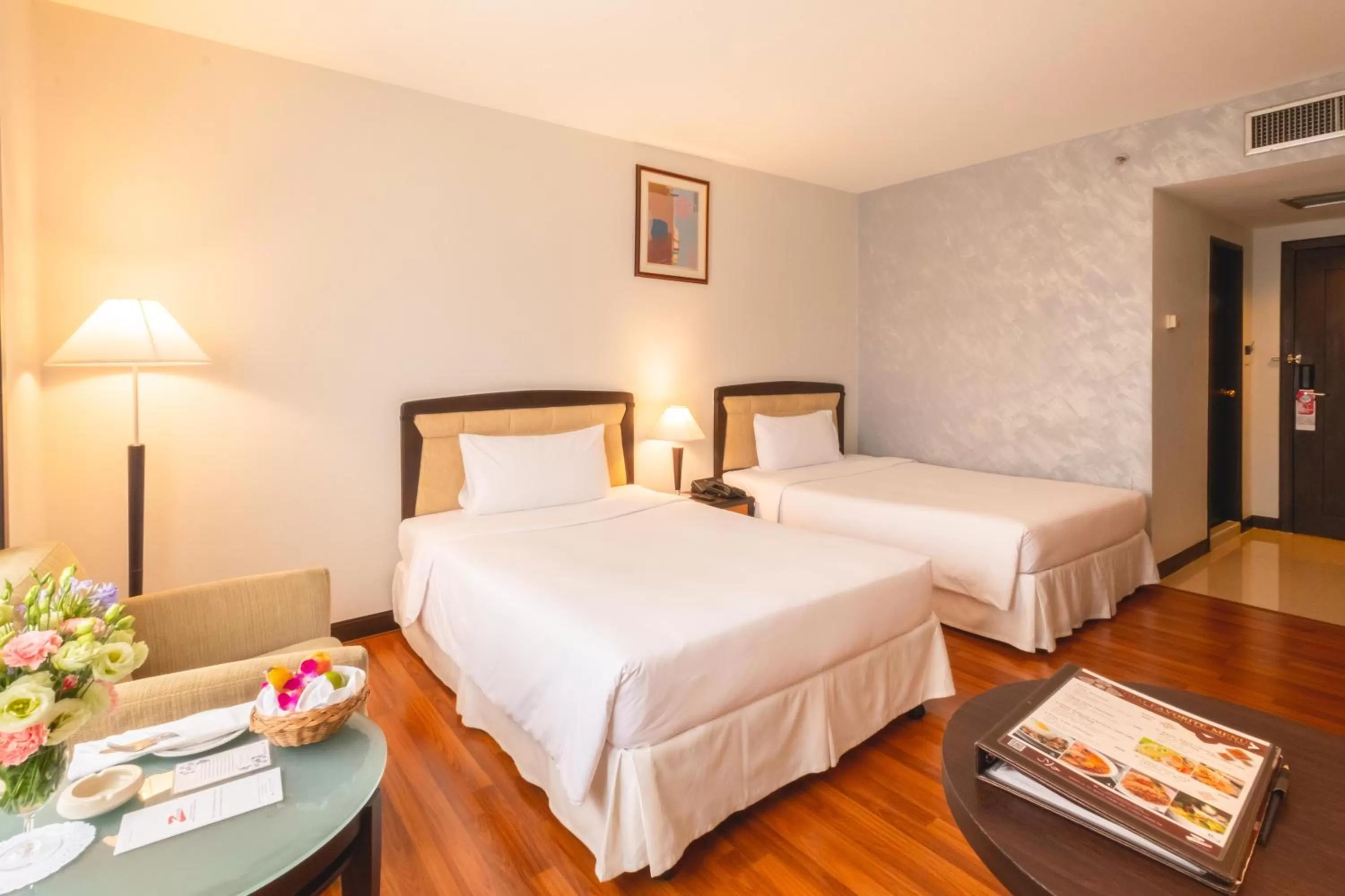 Photo of the whole room, Bed in Zenith Sukhumvit Hotel, Bangkok