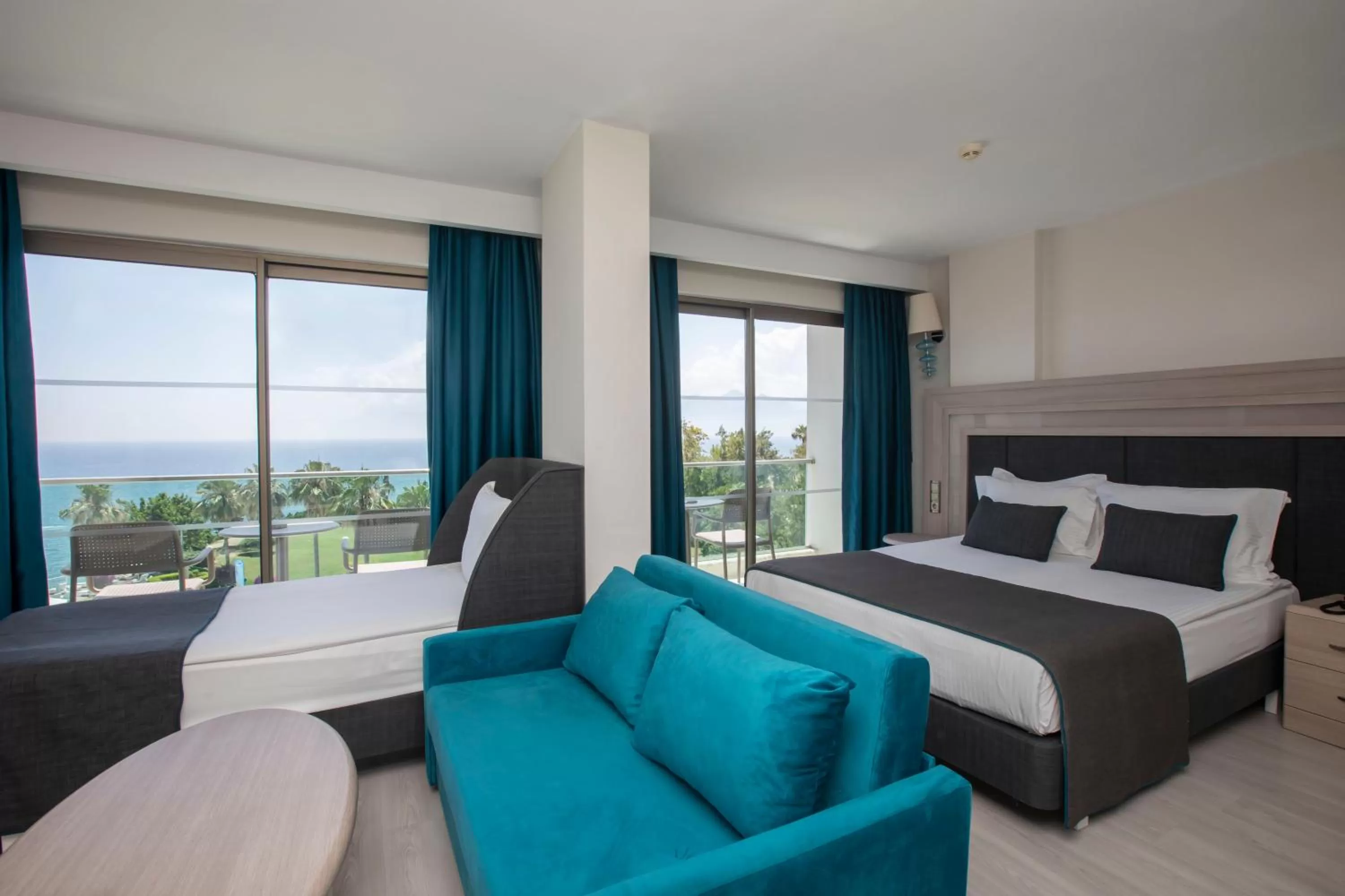 Living room, Bed in Falcon Hotel