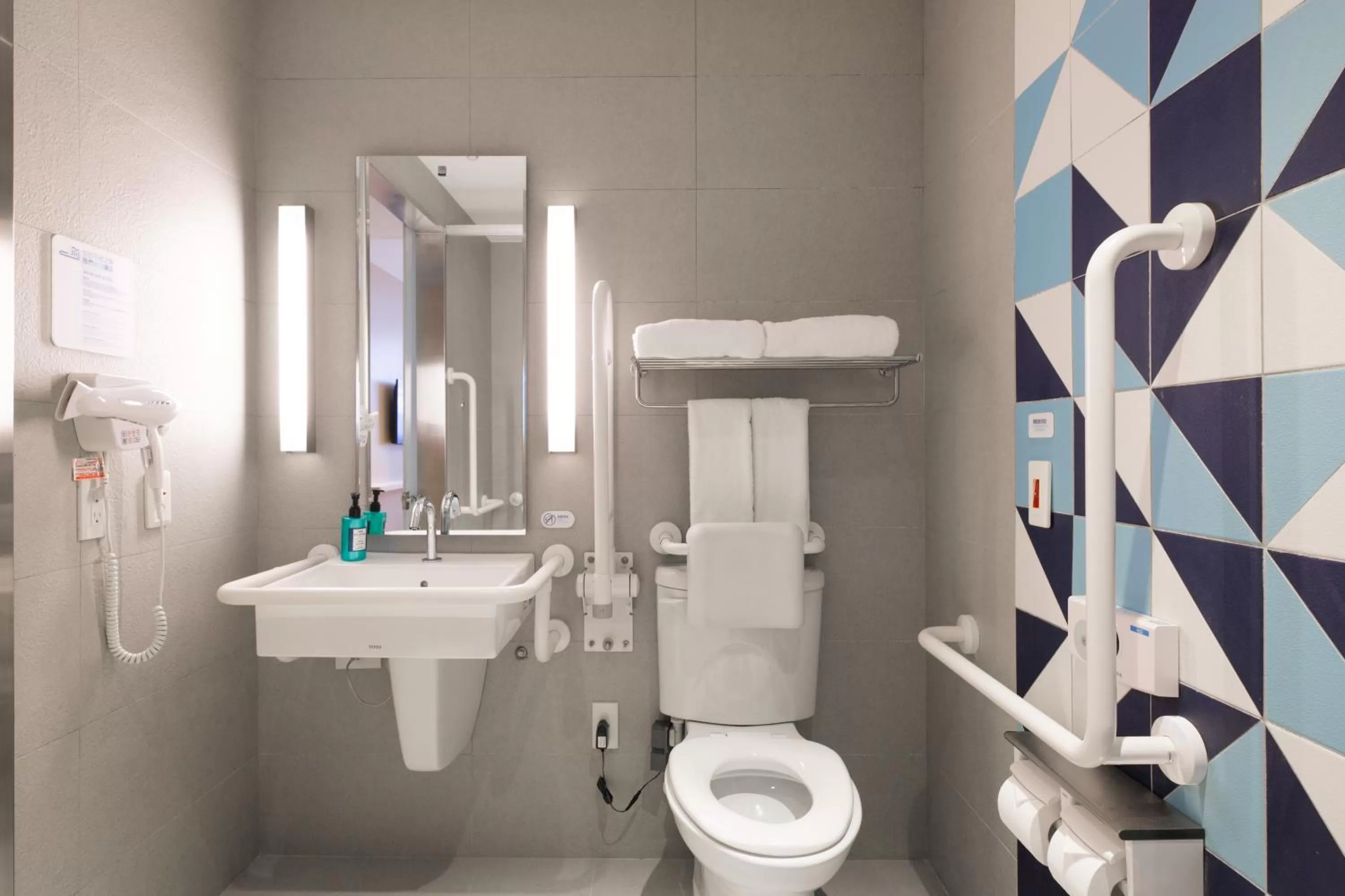 Toilet in Holiday Inn Express Taichung Fengchia by IHG
