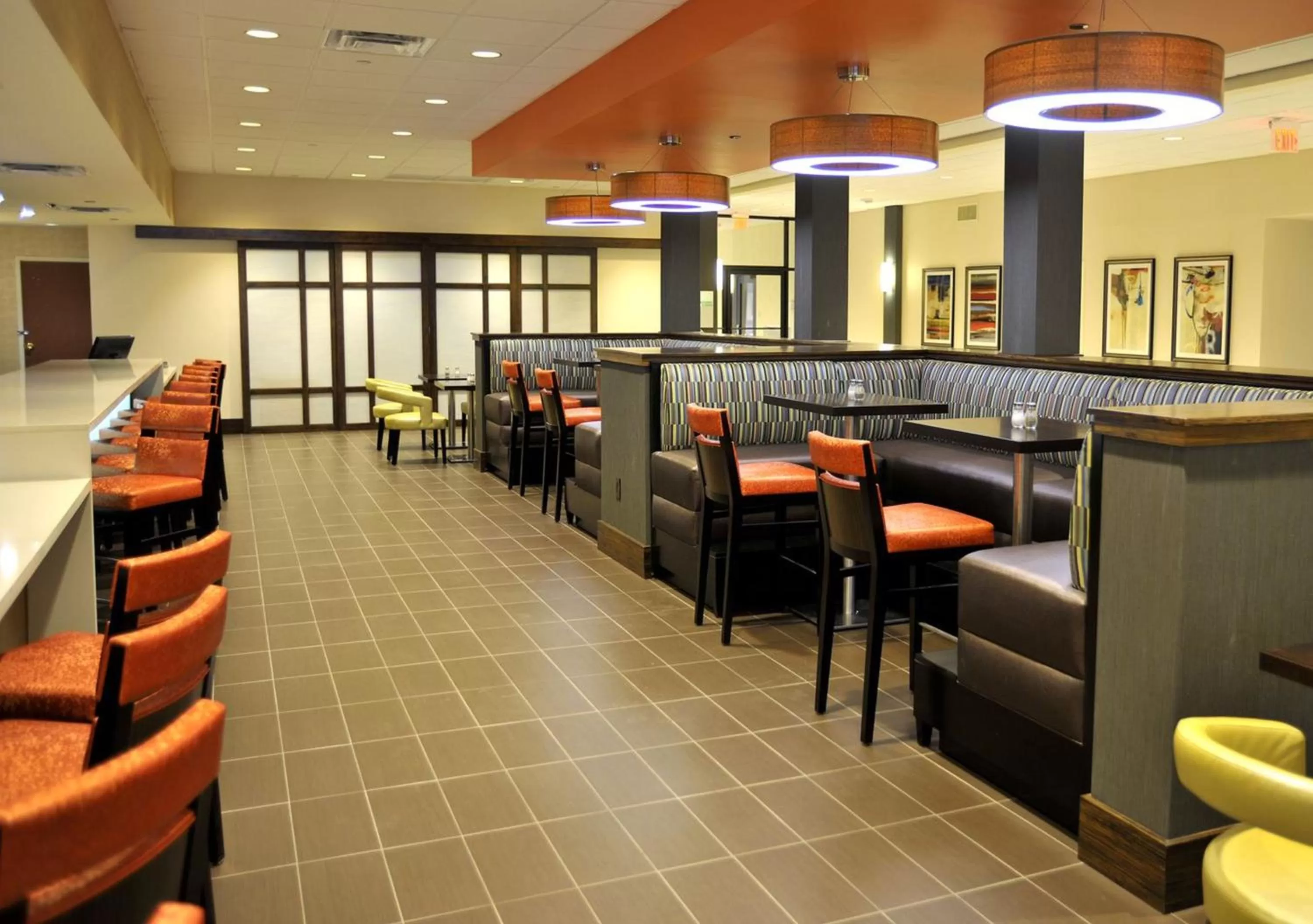 Restaurant/places to eat in Holiday Inn and Suites Charleston West by IHG