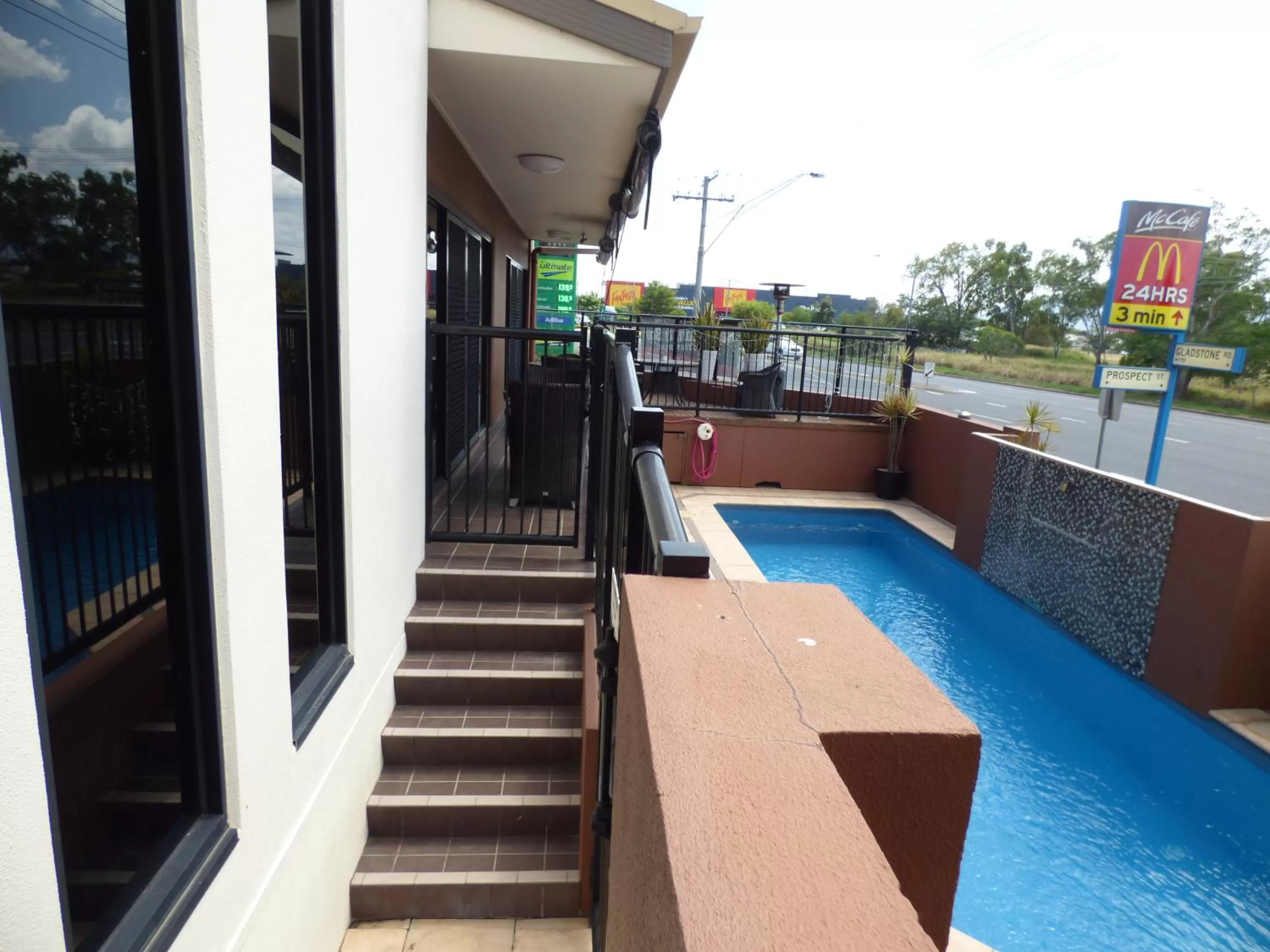 Swimming pool in Rocky Resort Motor Inn