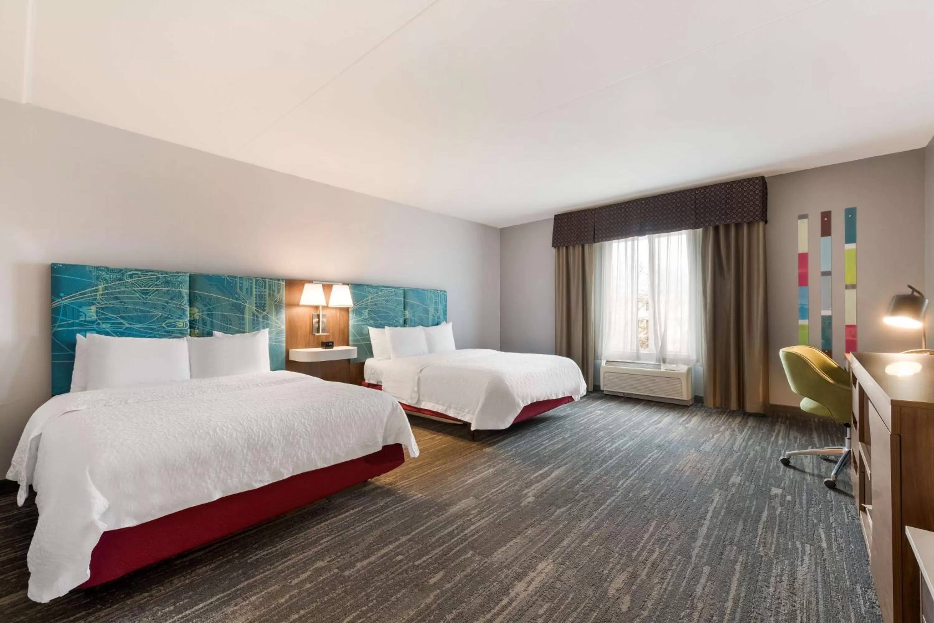 Bed in Hampton Inn & Suites Charlotte-Airport